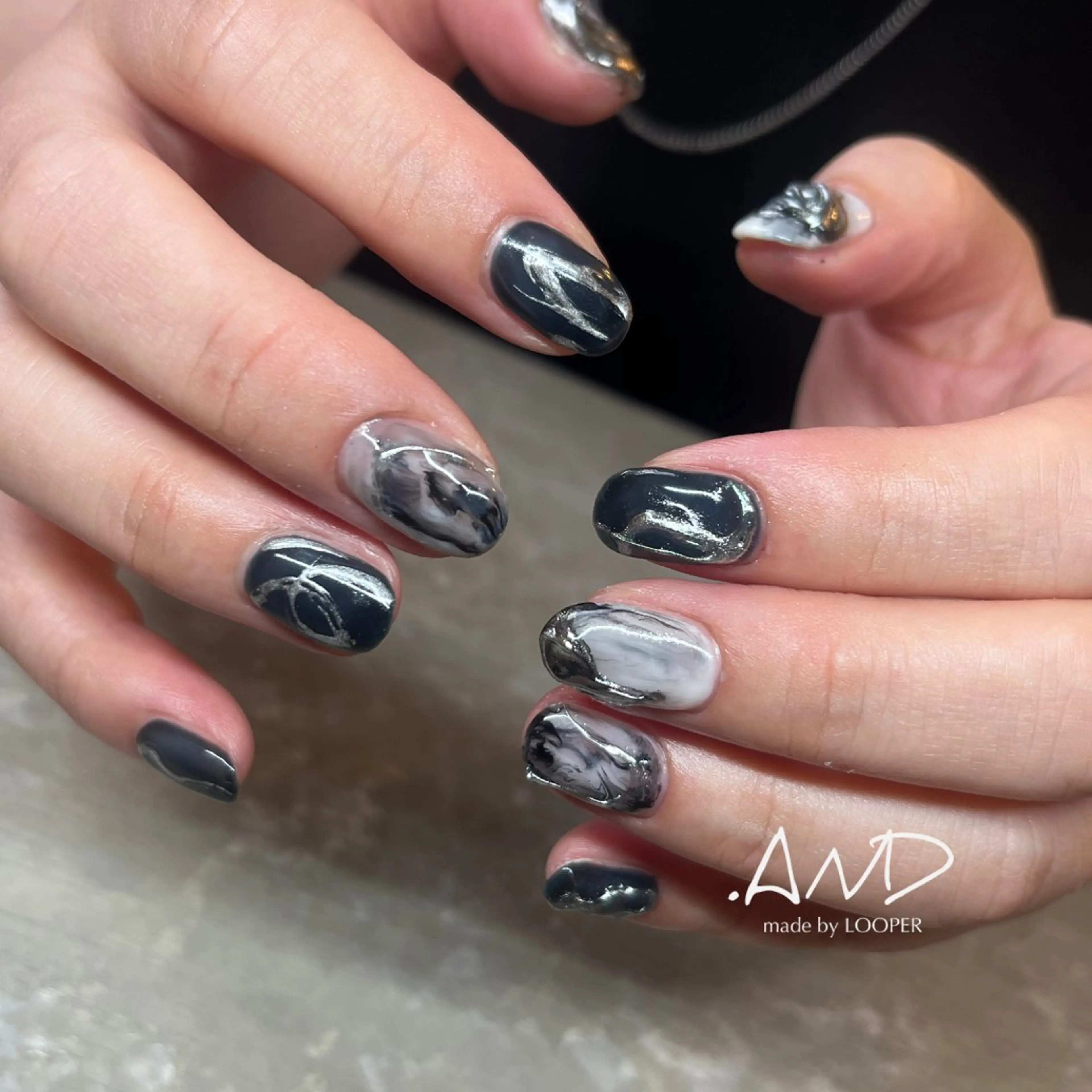 ネイル アートネイル ブルー ゴールド ニュアンスネイル シルバー ハンドネイル LOOPER所属・mzh ...のネイルデザイン
