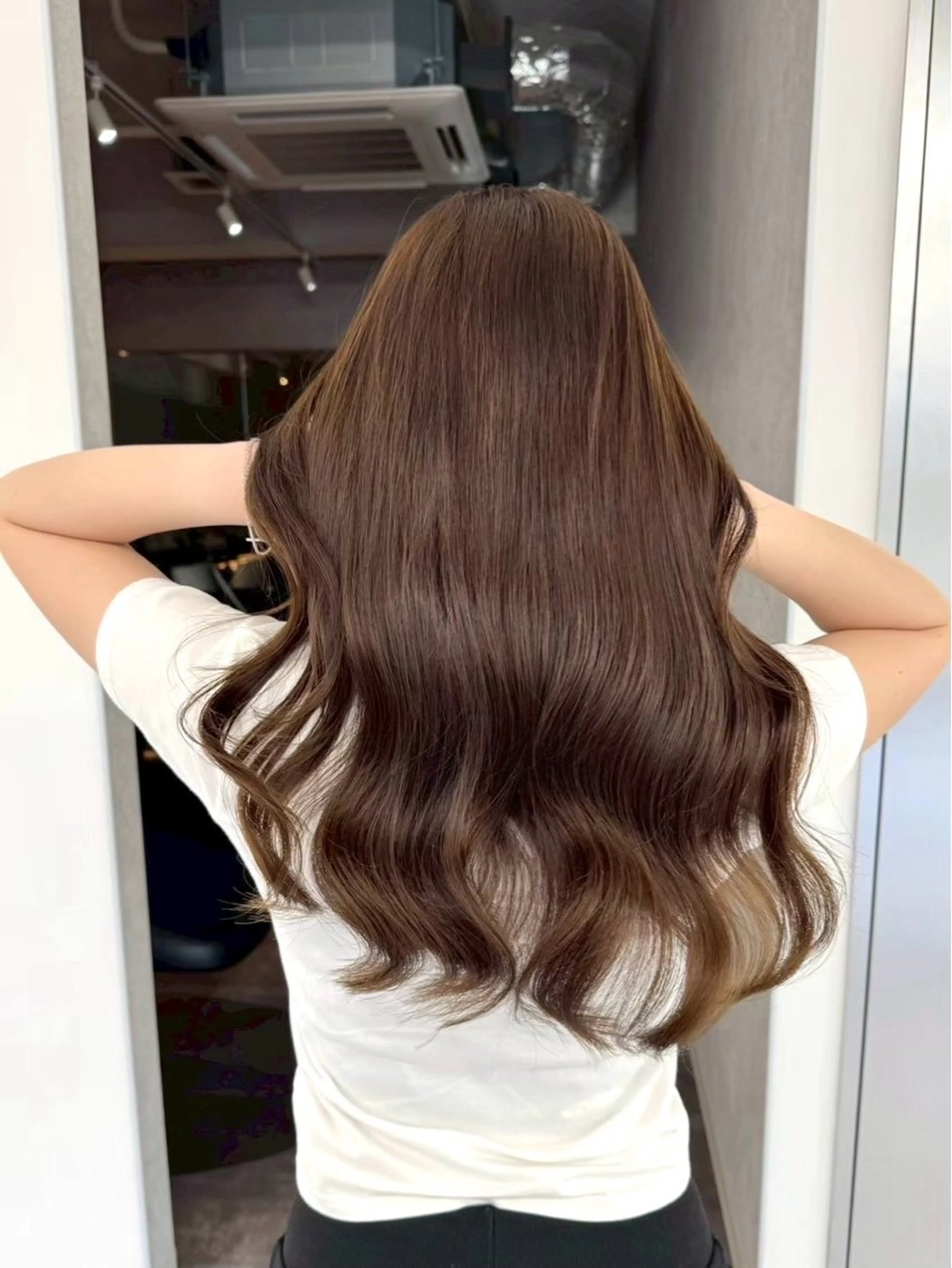 ロング カラー ベージュカラー ブリーチ ブラウンカラー ブラウンベージュ ケアブリーチ カット ヘアカラー TATSU ミルクティーベージュのヘアスタイル