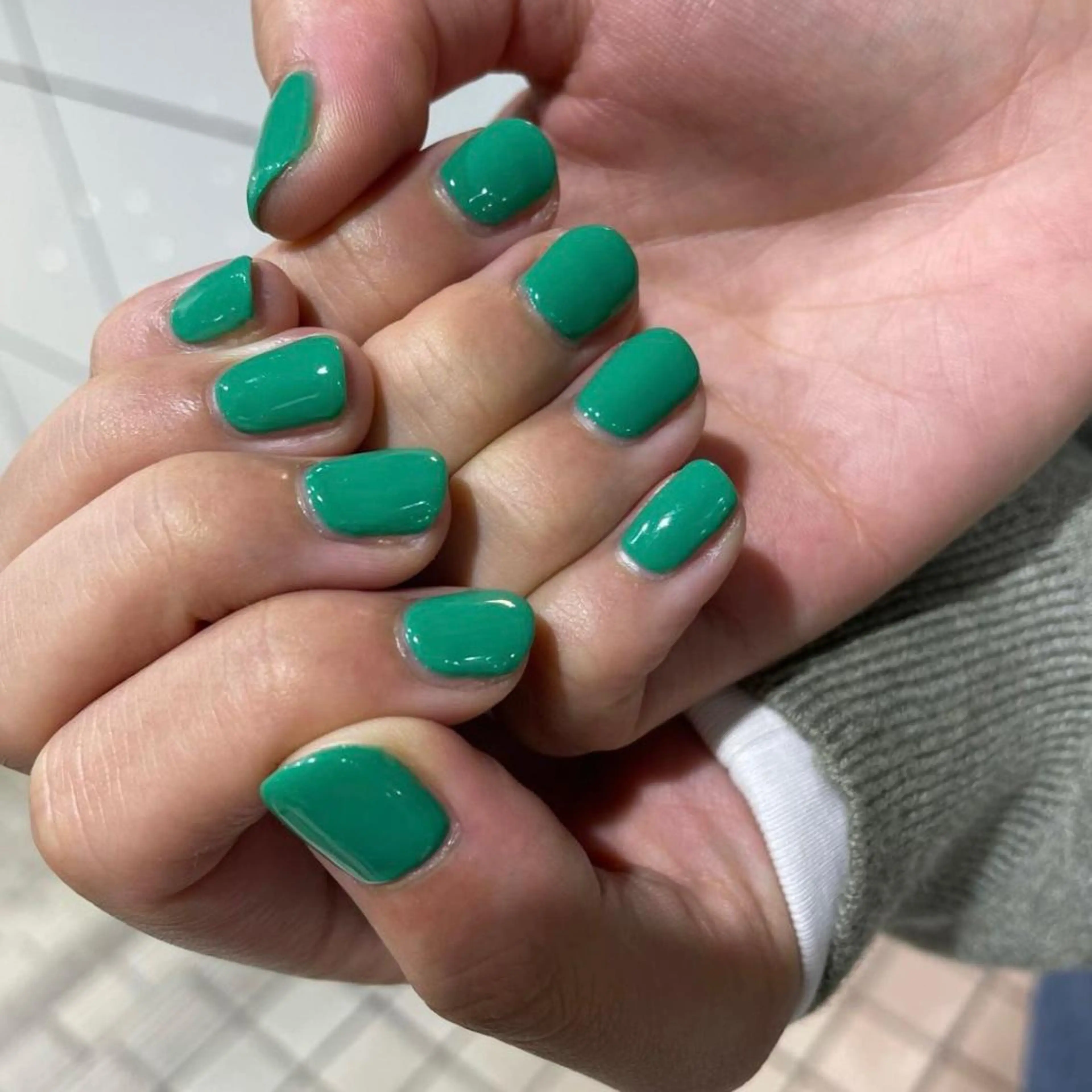 ネイル ジェルネイル グリーン ワンカラーネイル 透明感カラー こだわりカットあさみのヘアスタイル