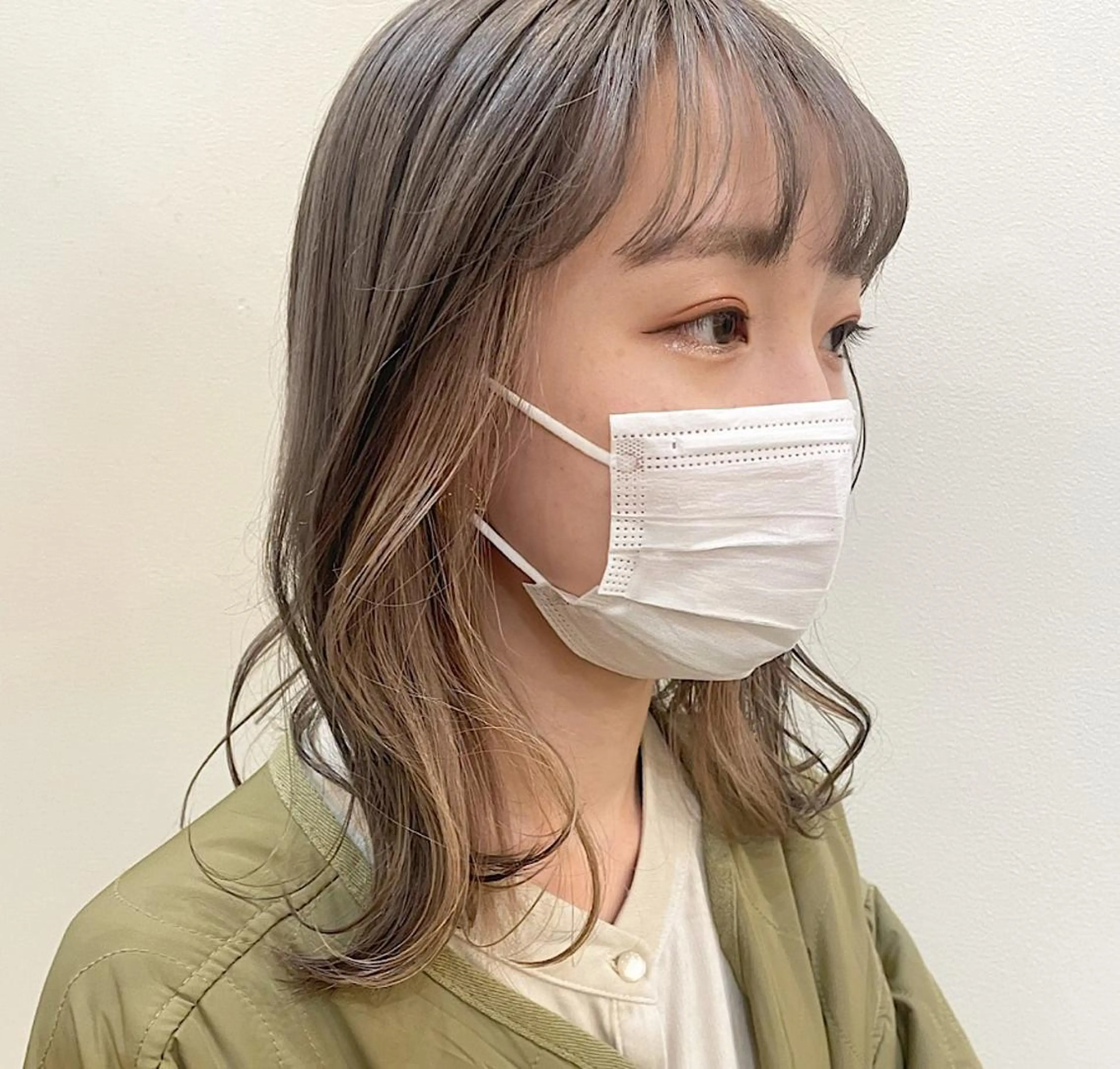 ミディアム 坂田 友梨奈のヘアスタイル