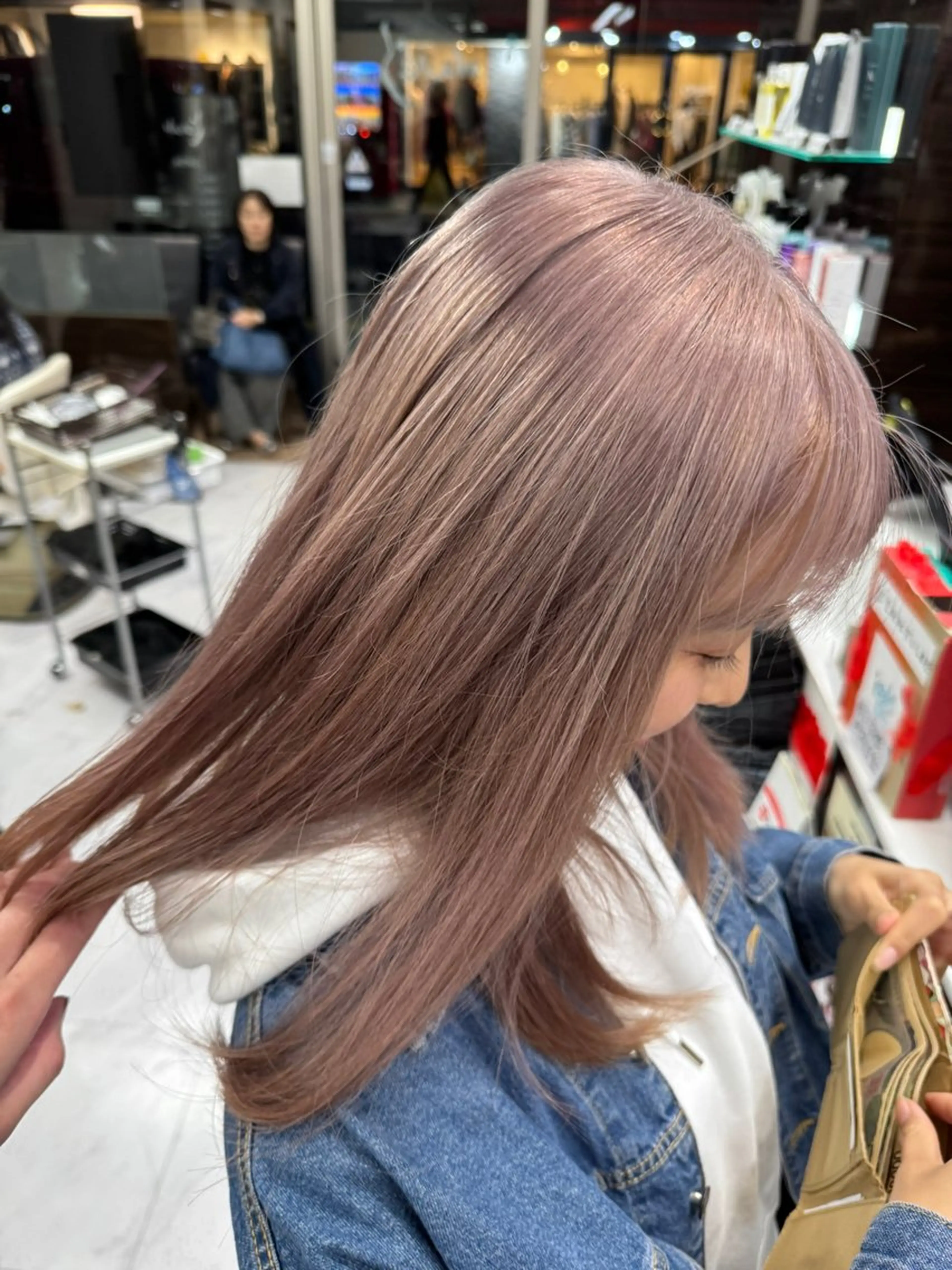 ロング カラー ヘアアレンジ 切りっぱなしボブ ベージュカラー ブリーチ デザインカラー ダブルカラー カット ヘアカラー トリートメント 目黒 碧人のヘアスタイル
