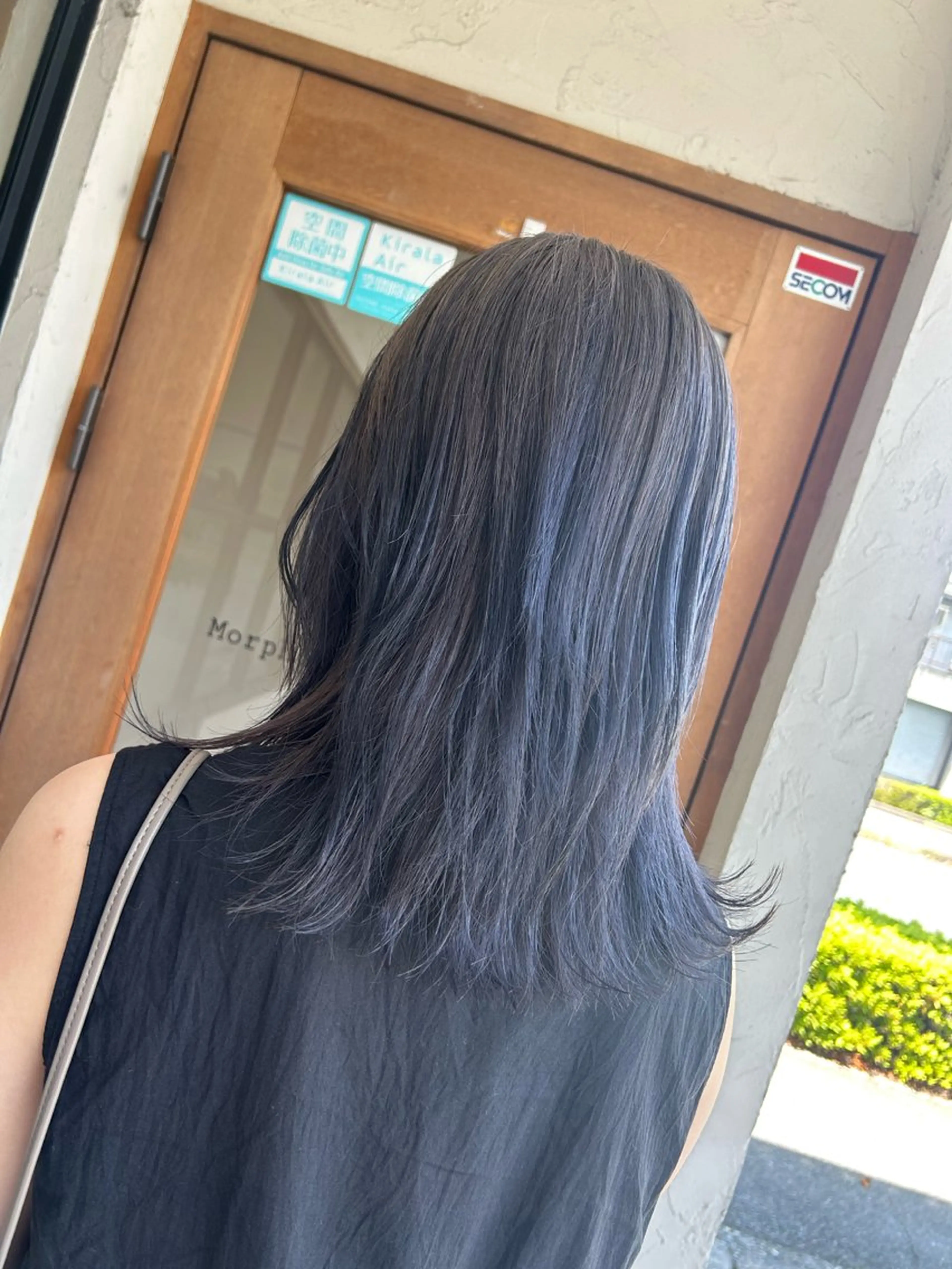 ロング カラー ブリーチ ハイライトカラー シルバー ハイライト Morpho Hair Product所属・井上 花音のヘアスタイル