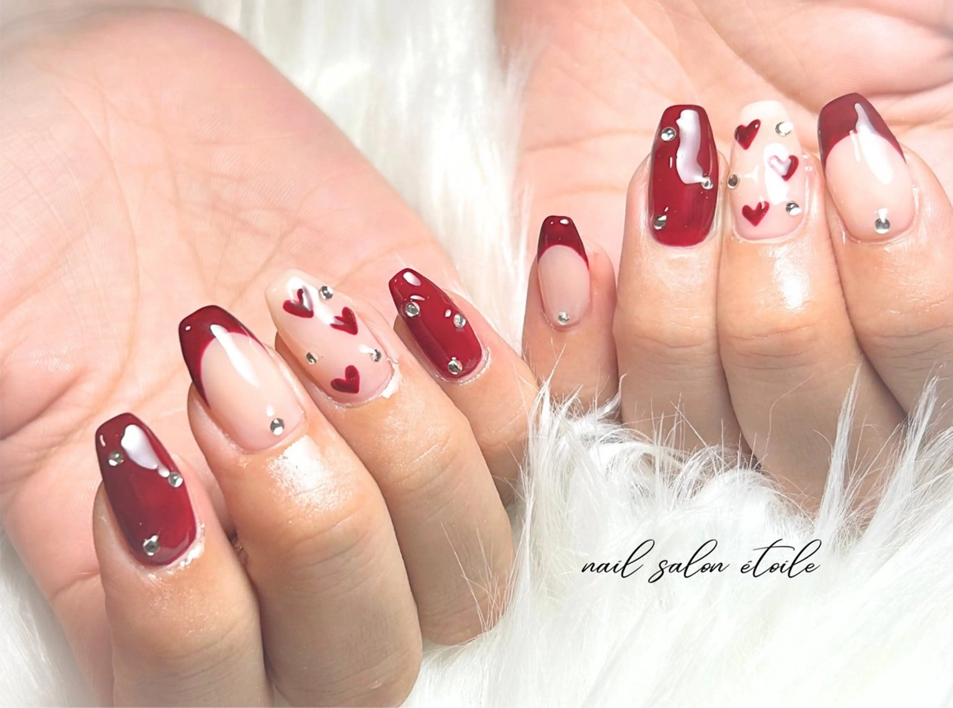 ネイル フレンチネイル ハート 赤色 ストーンネイル バレンタイン ハンドネイル nail salon étoileのネイルデザイン