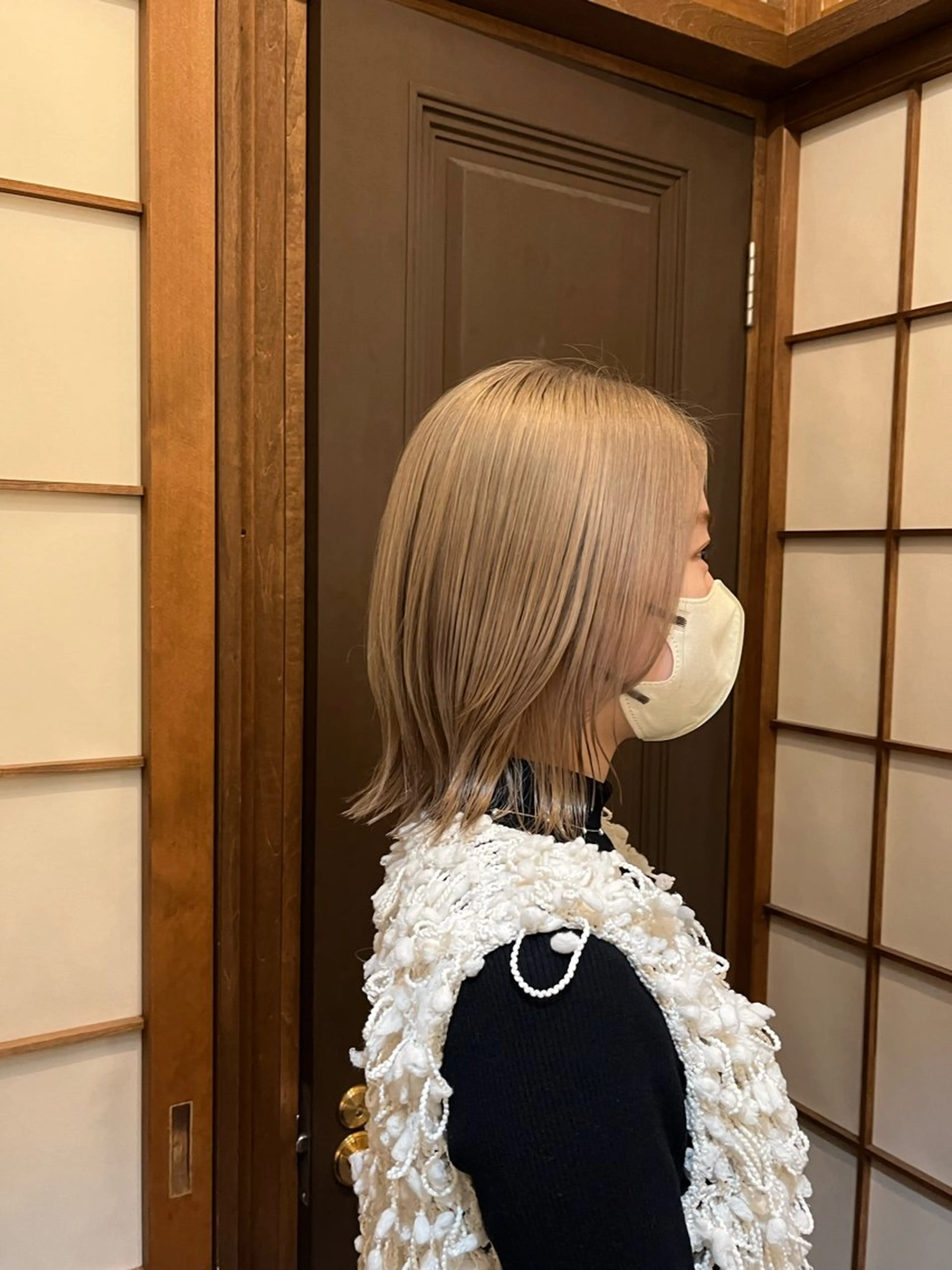 ミディアム カラー ベージュカラー ダブルカラー ホワイトベージュ くびれヘア 顔周りカット カット ヘアカラー トリートメント ヘッドスパ 抜け感パーマ/ 顔まわり/緒方椋のヘアスタイル