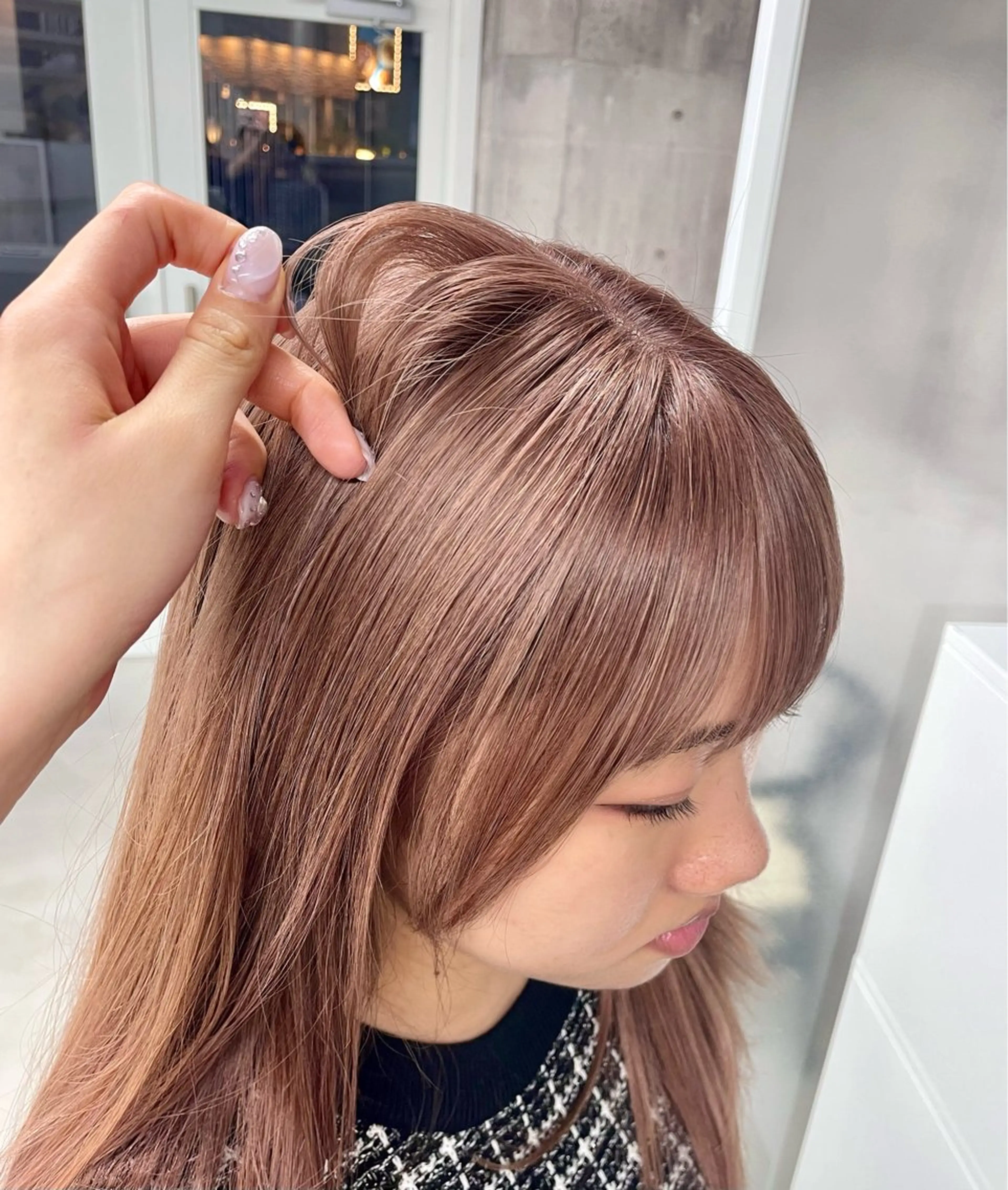 ロング カラー ベージュカラー ブリーチ ハイトーンカラー ピンクカラー ピンクベージュ 錦 茉李のヘアスタイル