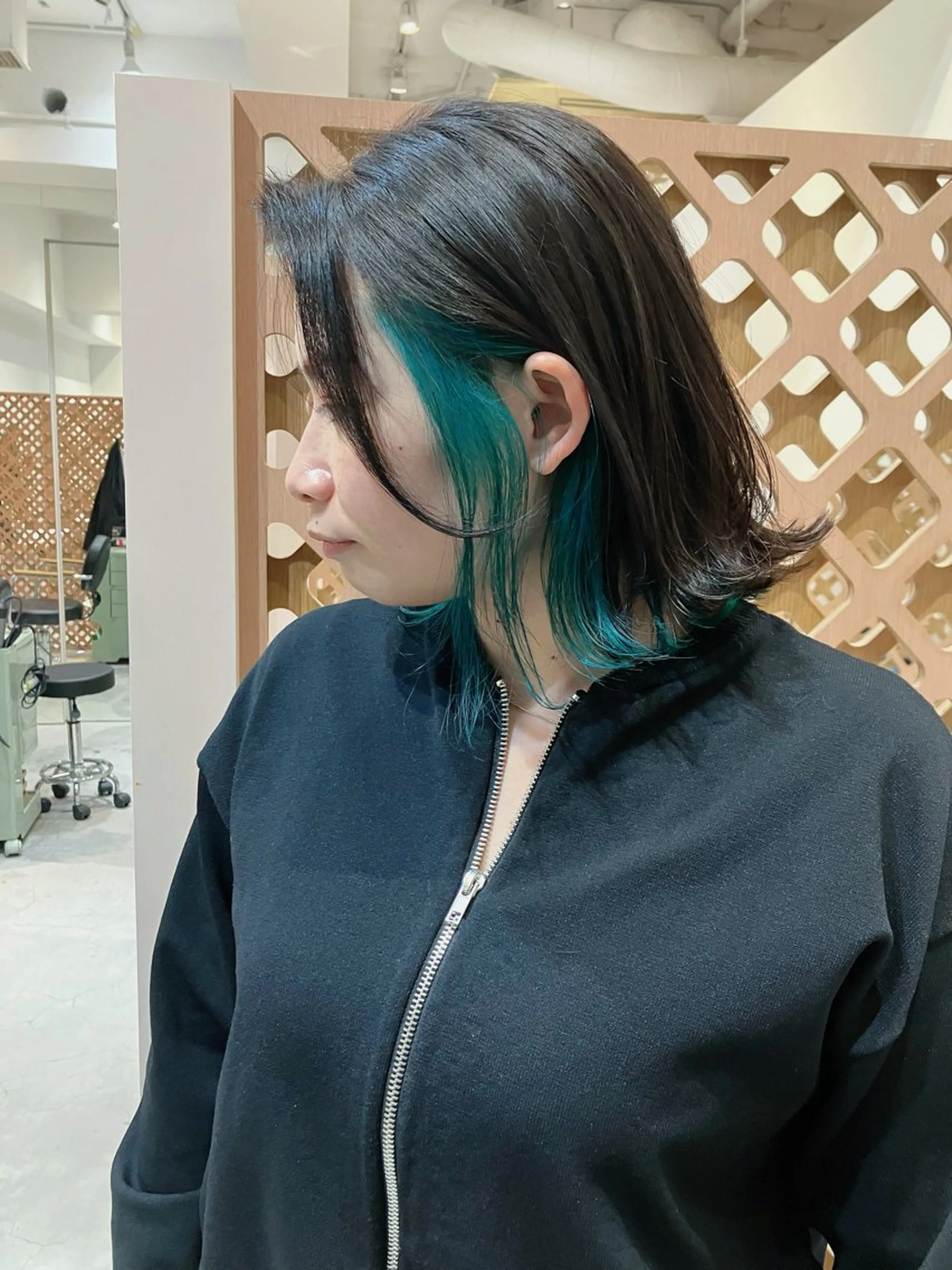 ミディアム カラー エメラルドグリーン インナーカラー カット ヘアカラー 川間 将彦のヘアスタイル