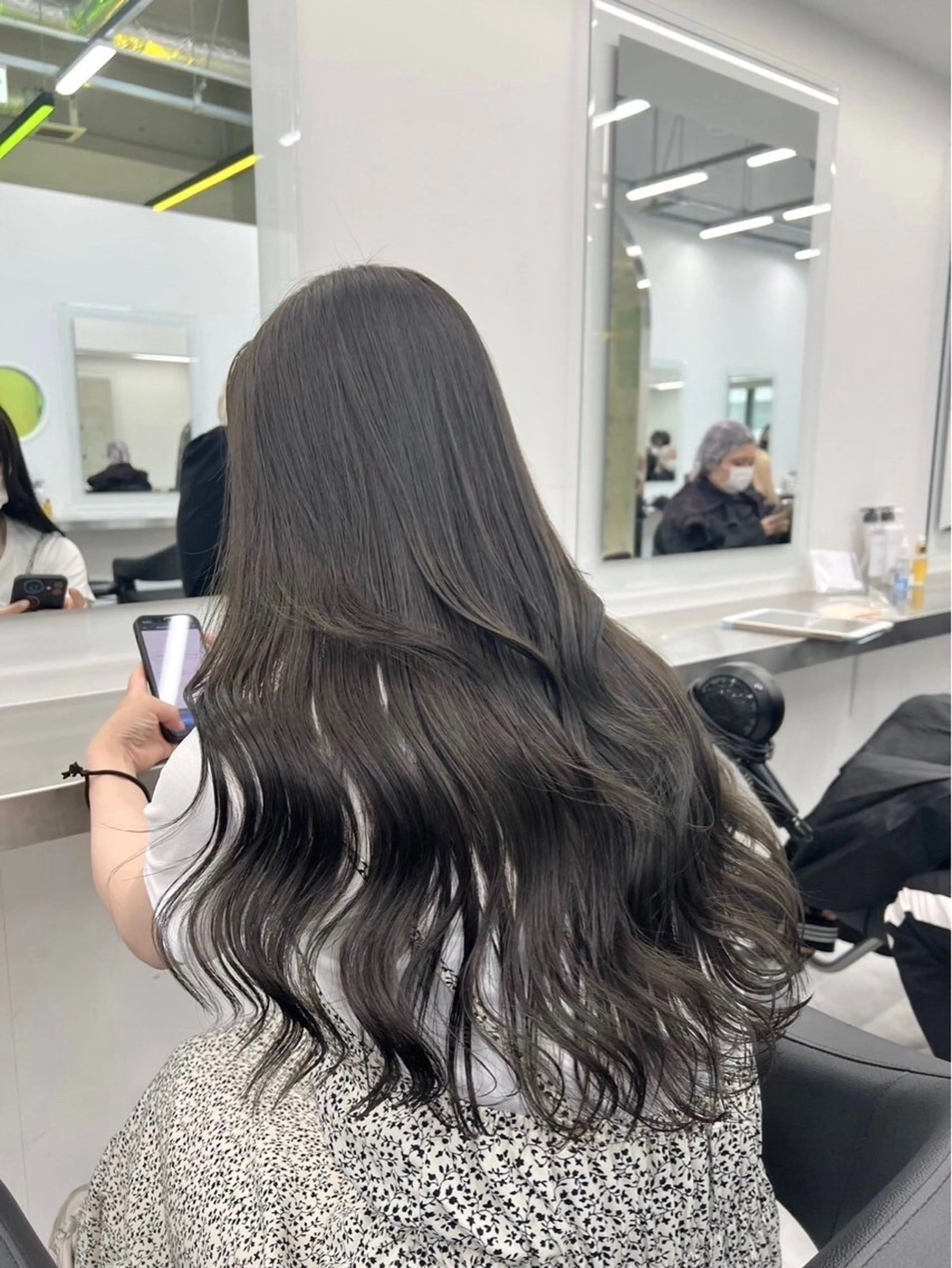 ロング カラー ヘアアレンジ ブリーチ ダブルカラー グレージュ ブリーチなしカラー 髪質改善 韓国風🤍グレ ージュ🤍たくみのヘアスタイル