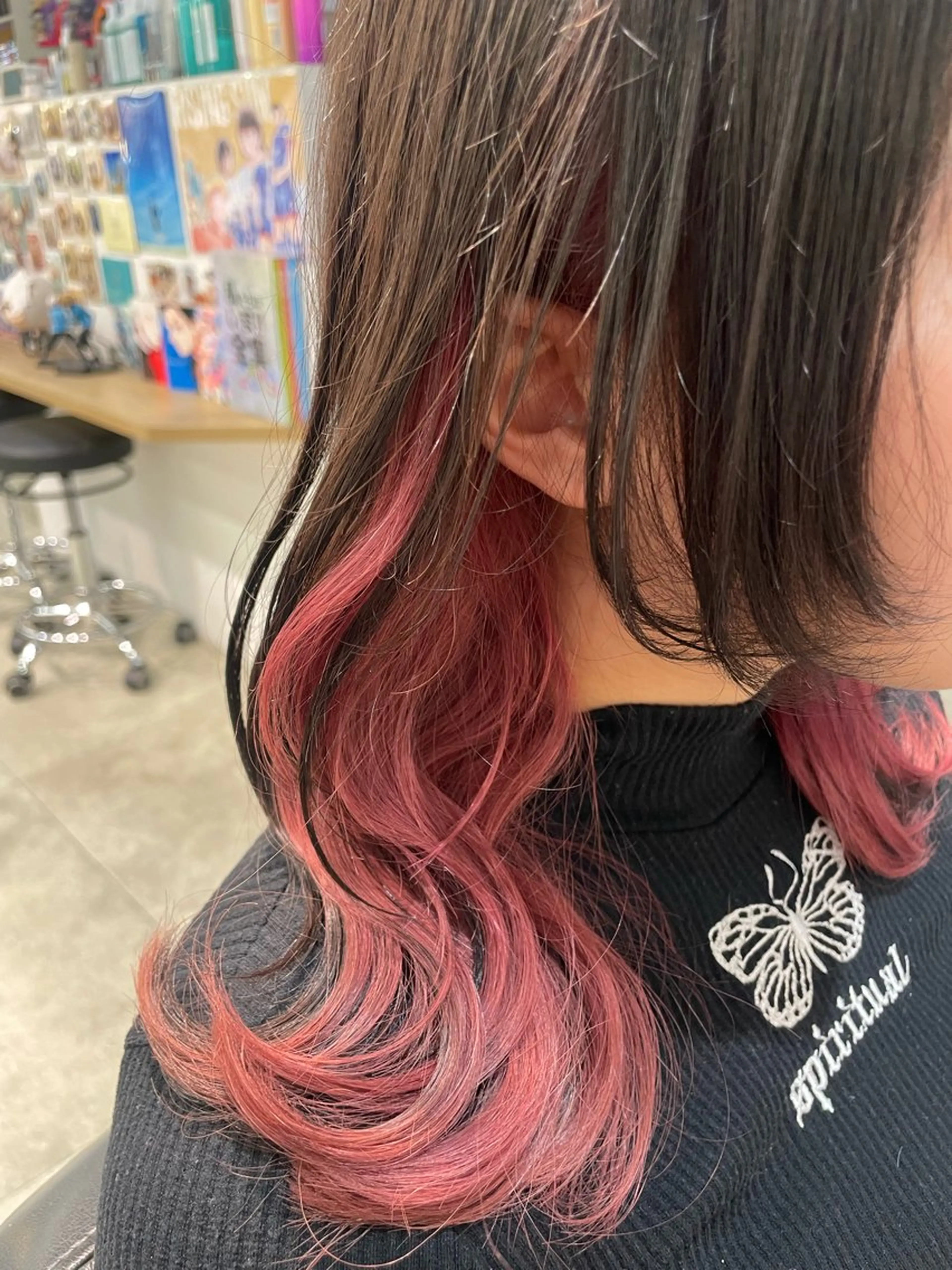 セミロング カラー イヤリングカラー インナーカラー ピンクカラー ヘアカラー インナーカラー/推し ウルフ/アニメカラーのヘアスタイル