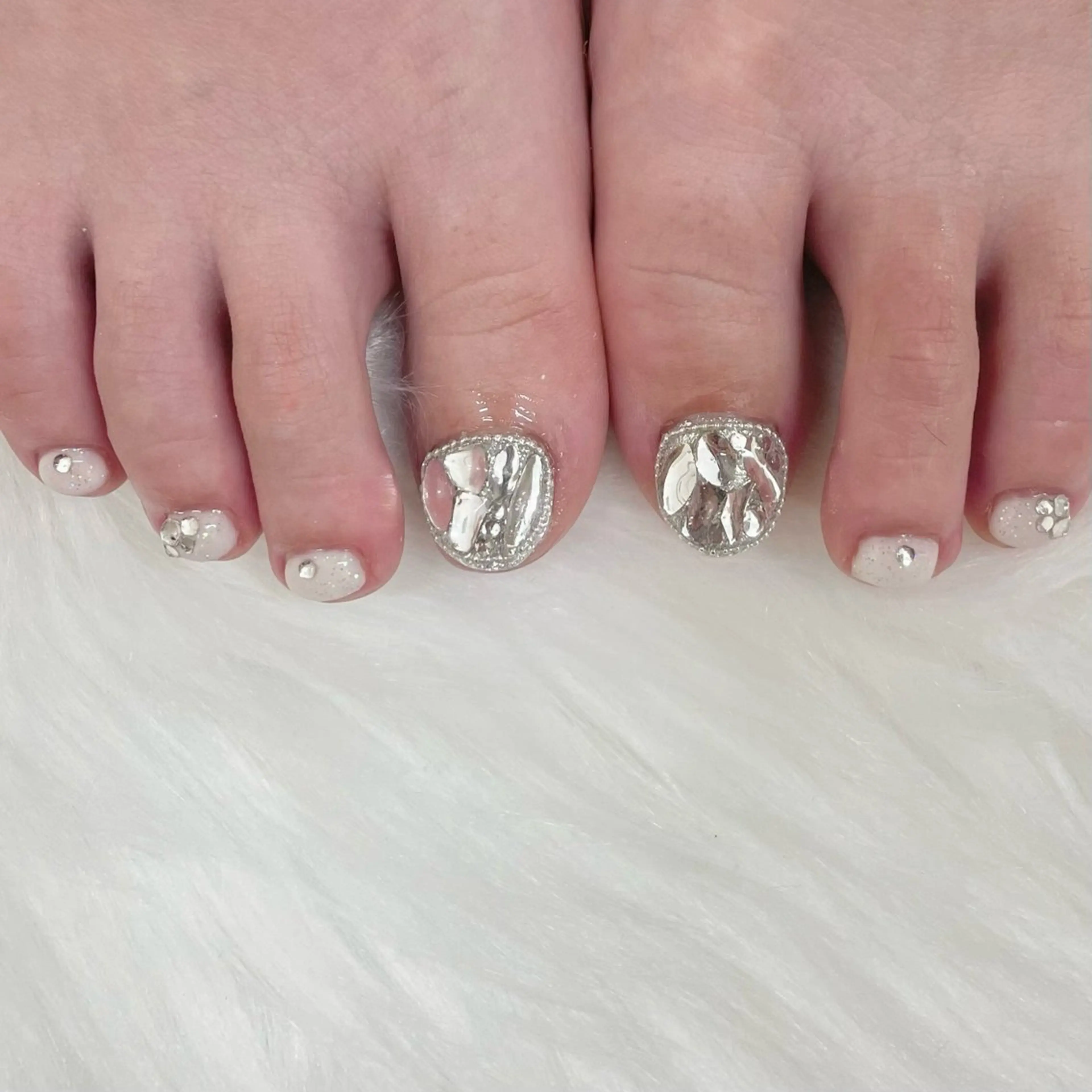 ネイル フットネイル ジェルネイル キラキラネイル ワンホンネイル ホワイト フットネイル JFYnail所属・昭和町ネイル 𝘯𝘢𝘮𝘪のネイルデザイン