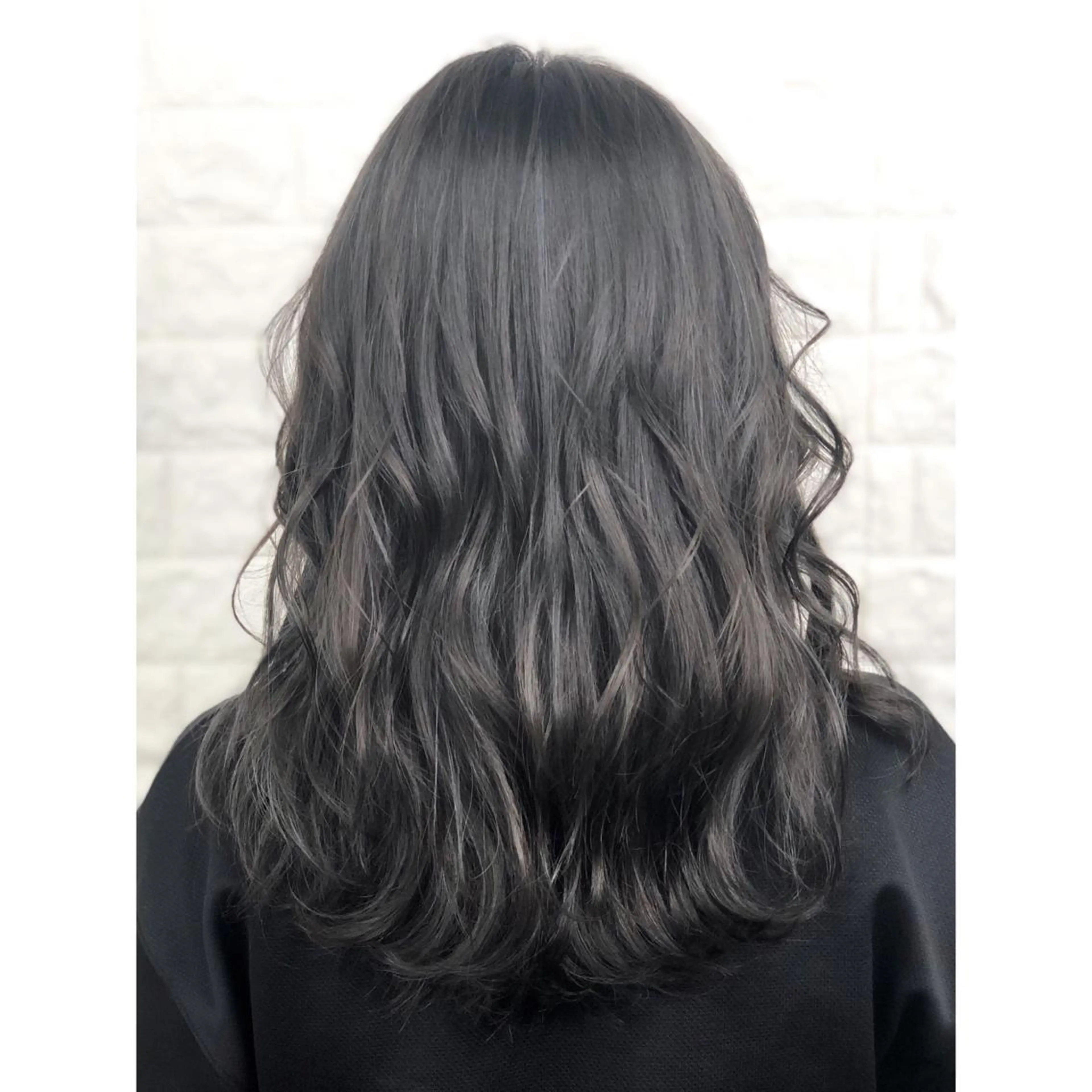 ミディアム カラー ブリーチ グレージュ ハイライトカラー オリーブグレージュ オリーブグレー KIZU 髪質改善 オカルト怪談のヘアスタイル