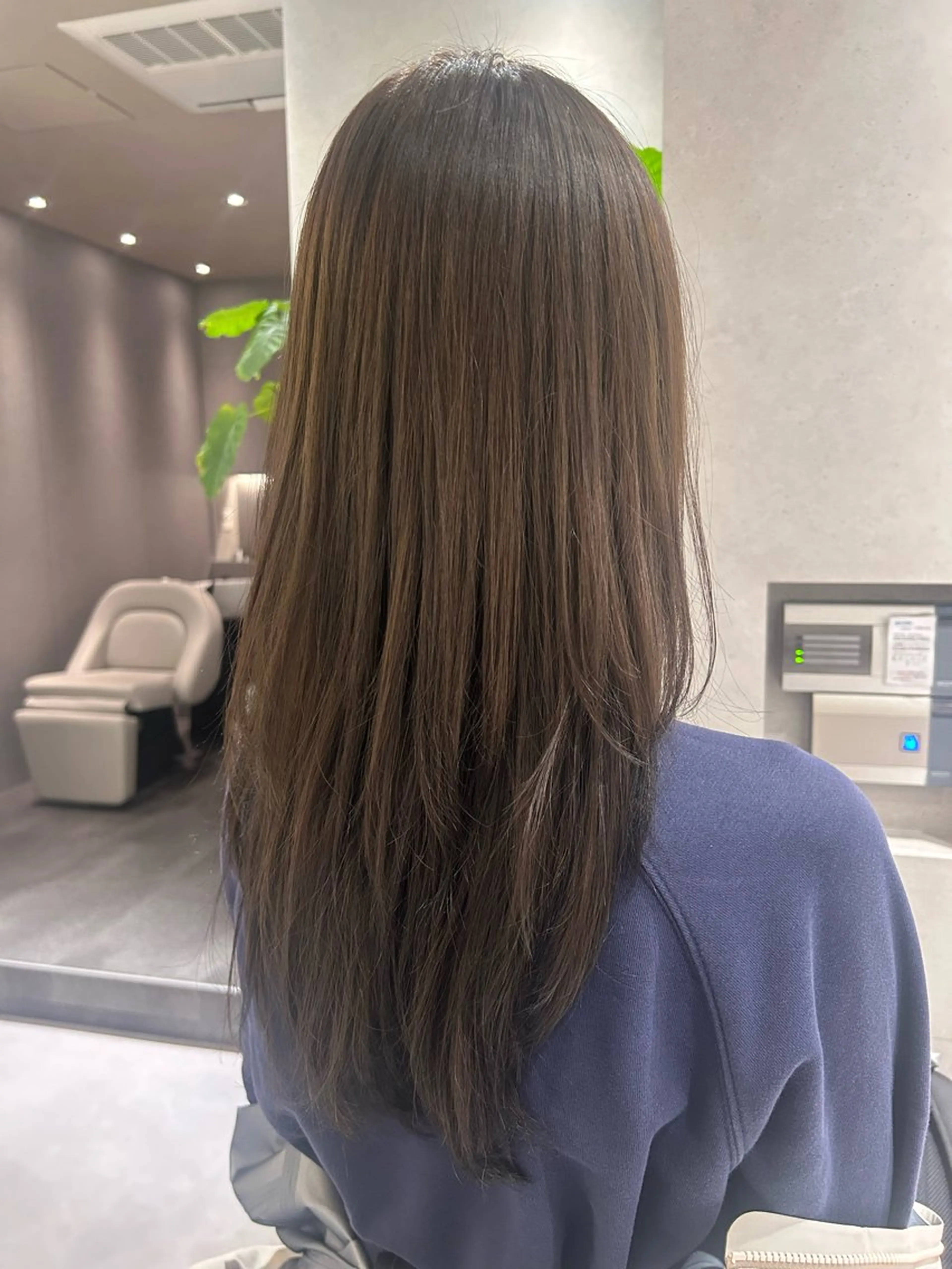 ロング カラー 透明感カラー グレージュ オリーブグレージュ オリーブグレー ヘアカラー トリートメント SALOWIN 新宿三丁目me+所属・レイヤー/ボブ/ 髪質改善/石井ハルカのヘアスタイル