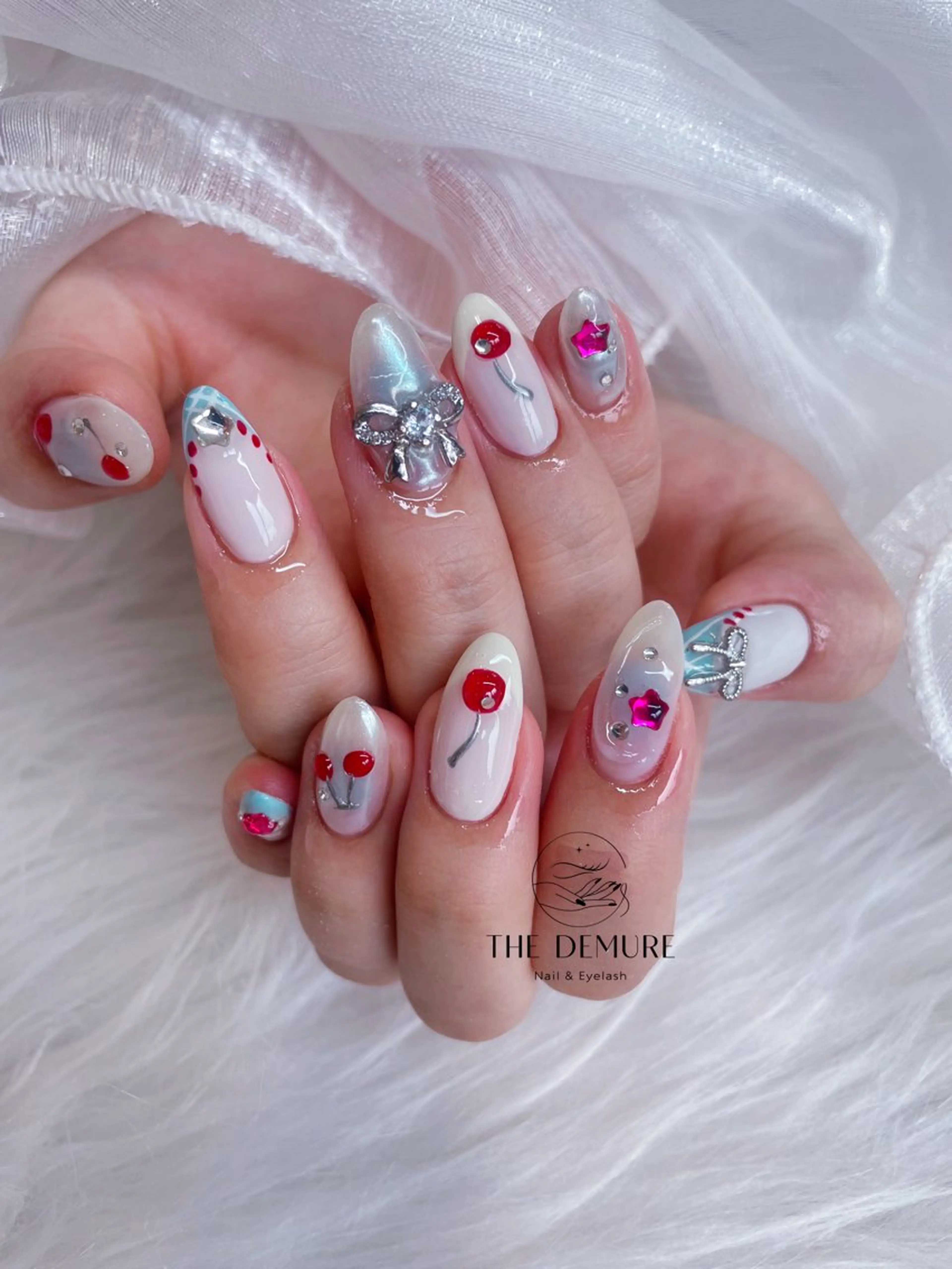 ネイル アートネイル キラキラネイル 韓国ネイル 水色 ロングネイル ハンドネイル ハンドケア NailDemure 【銀座店】のネイルデザイン