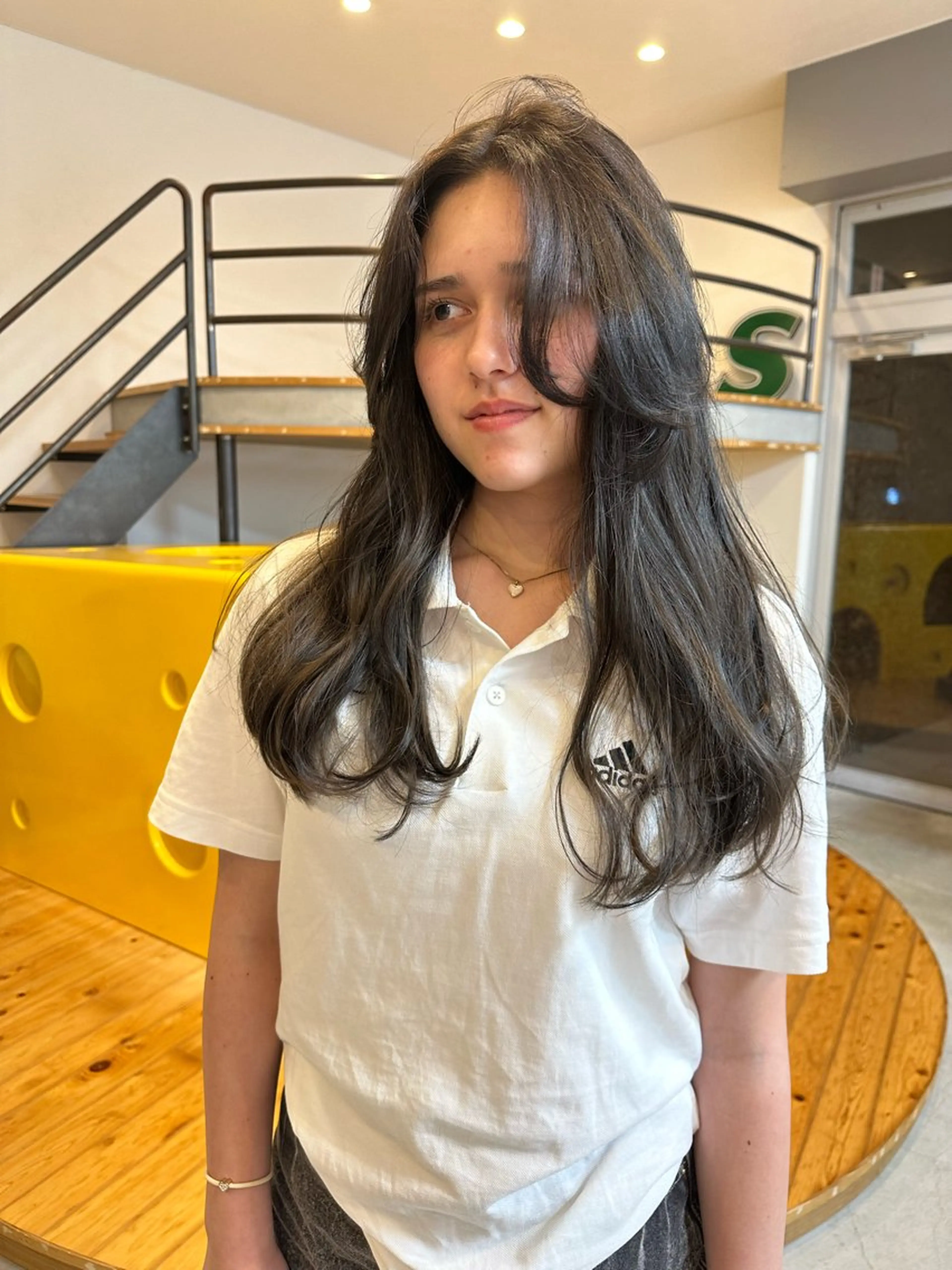 ロング カラー 黒髪 ネイビーカラー かきあげバング ロング Salt所属・【Salt】 ミオリのヘアスタイル