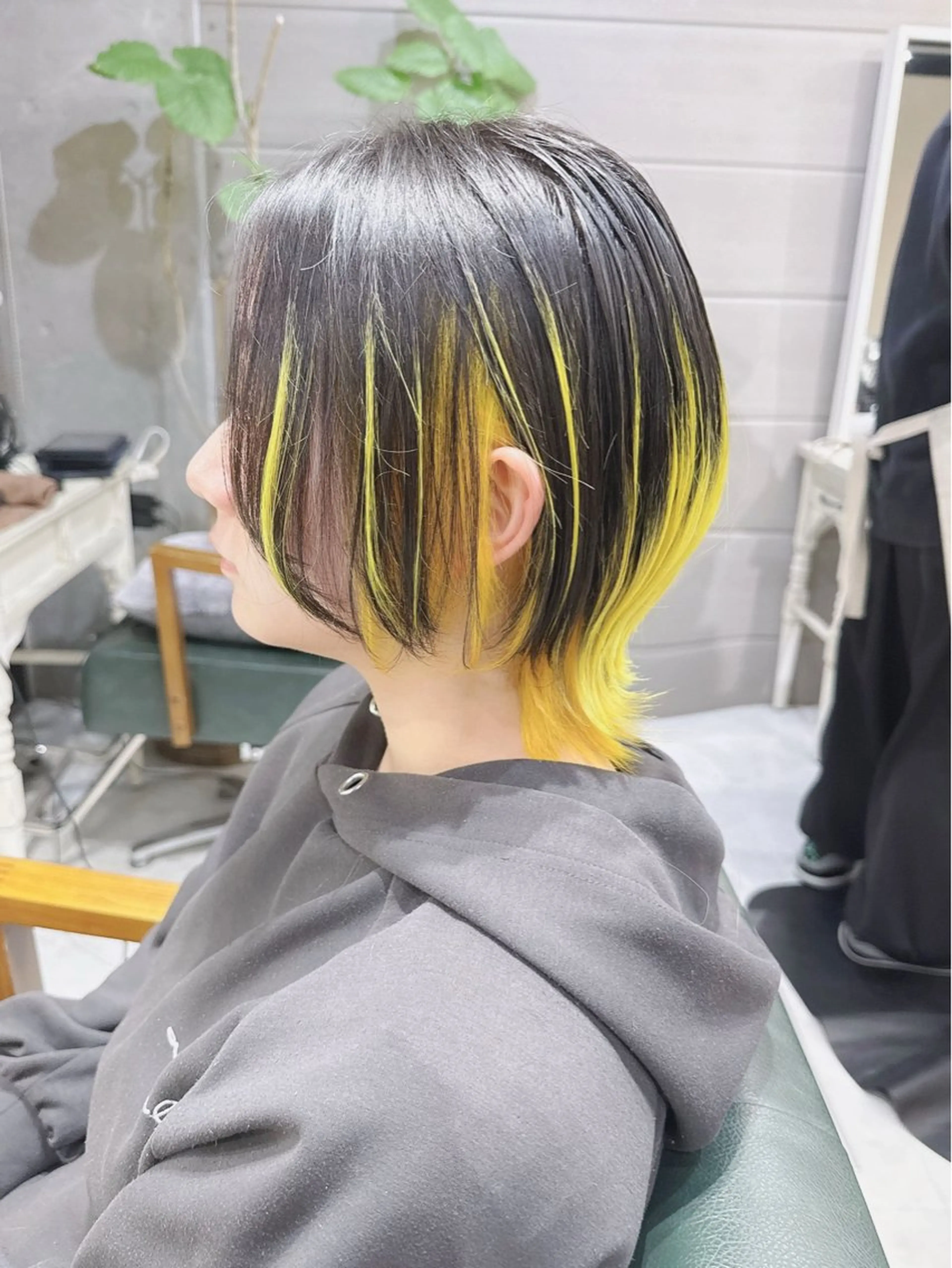 ミディアム カラー ヘアアレンジ インナーカラー イエローカラー 𝐑𝐈𝐍𝐊𝐀 🐷🖤のヘアスタイル