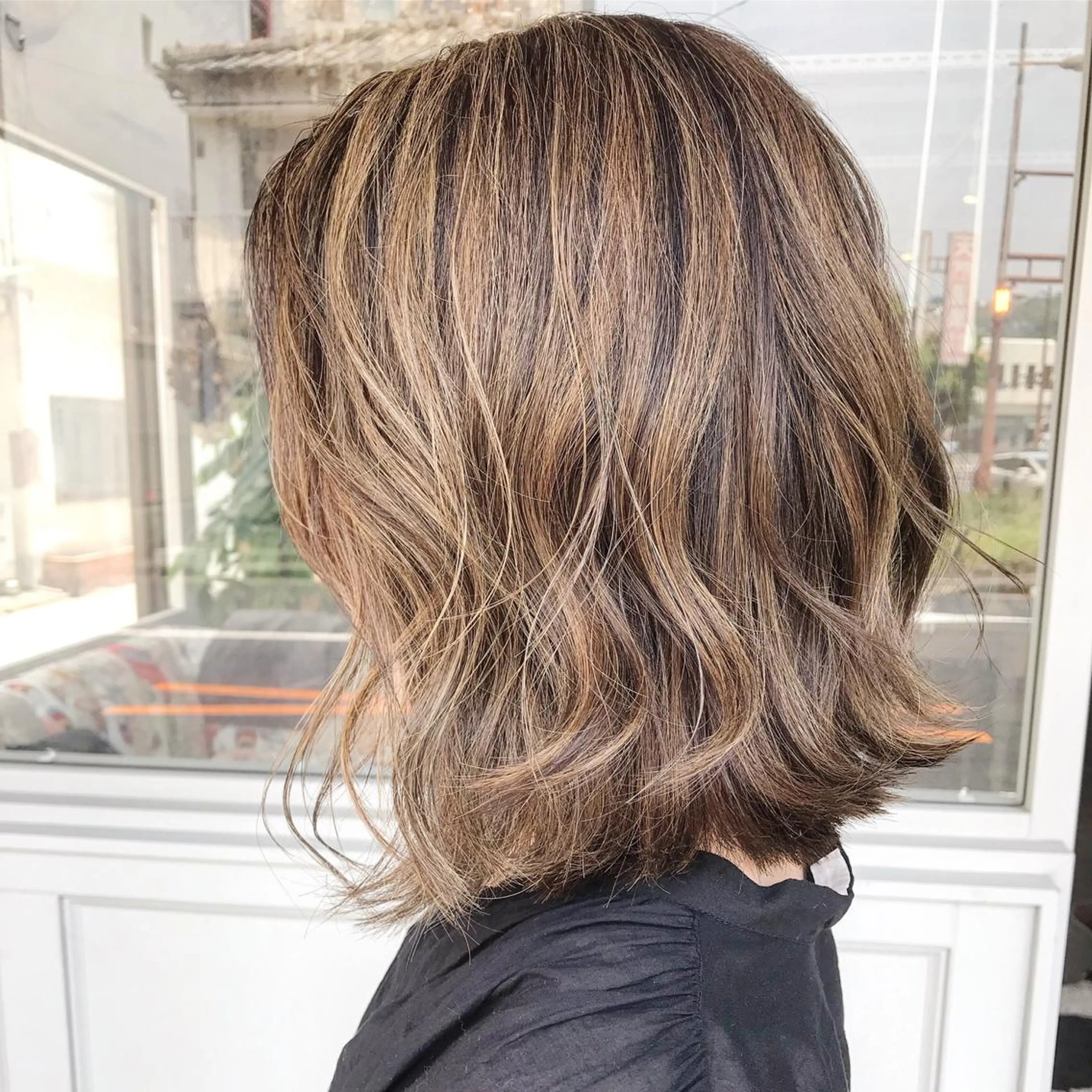 ショート カラー ヘアアレンジ お団子ヘア 切りっぱなしボブ バレイヤージュ ブリーチ デザインカラー Mariana/ 鶴原-ハイライトのヘアスタイル