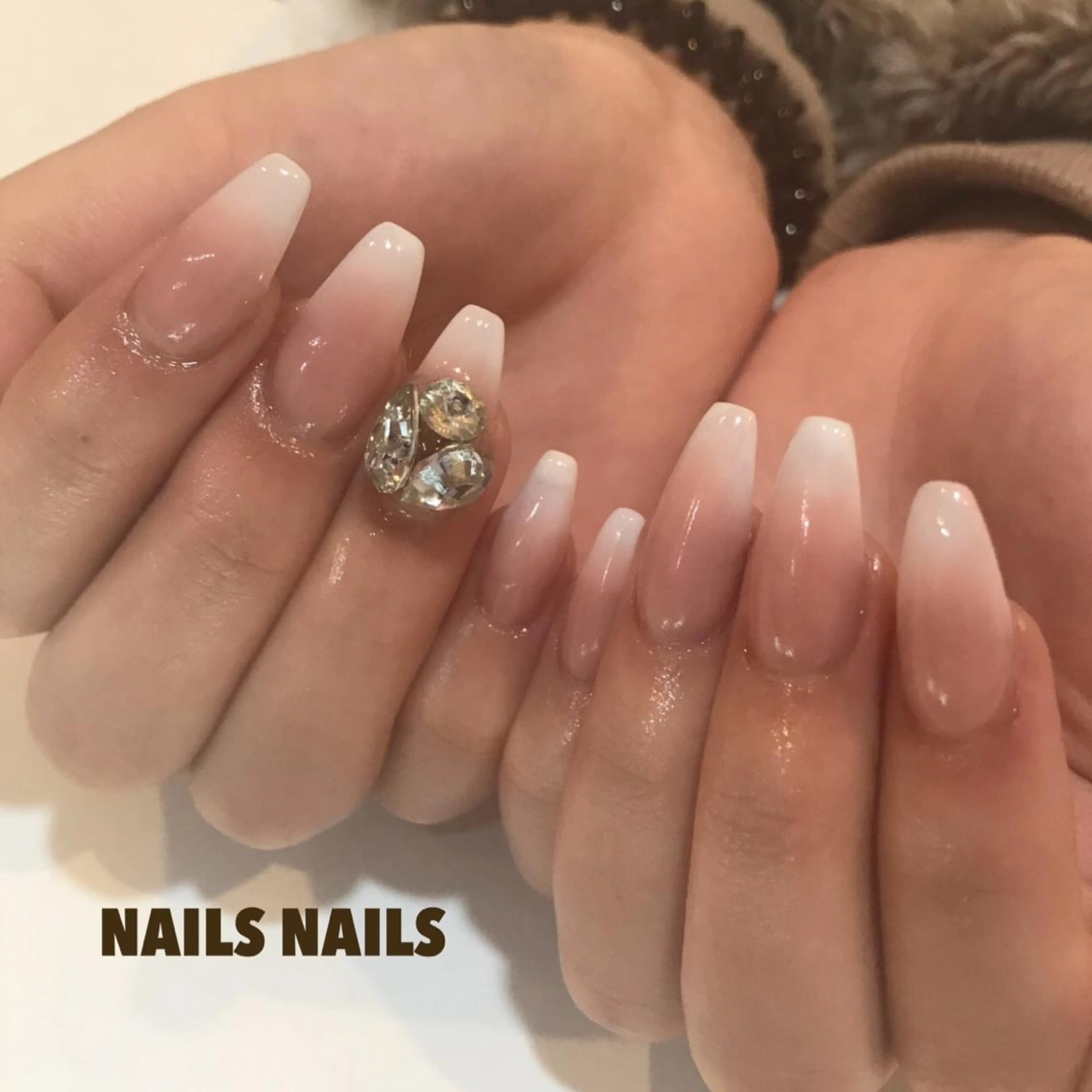 ネイル グラデーション ハート オフィスネイル スカルプネイル ホワイト ハンドネイル NAILSNAILS ERIKAのネイルデザイン