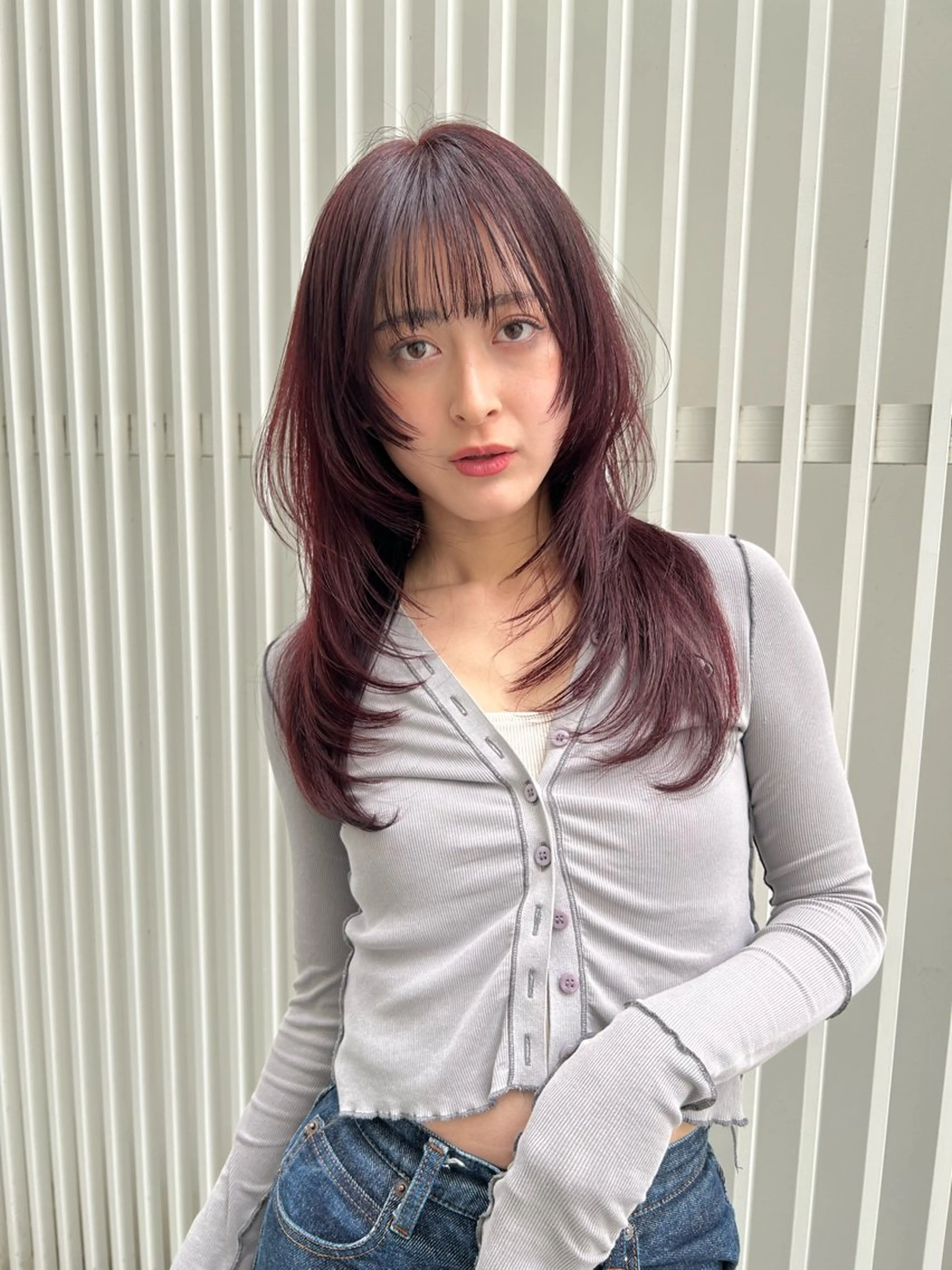 ロング カラー ロングレイヤー カシス レイヤーカット ロング salowin表参道HOLON所属・TOMOYAレイヤー ブリーチ縮毛矯正のヘアスタイル