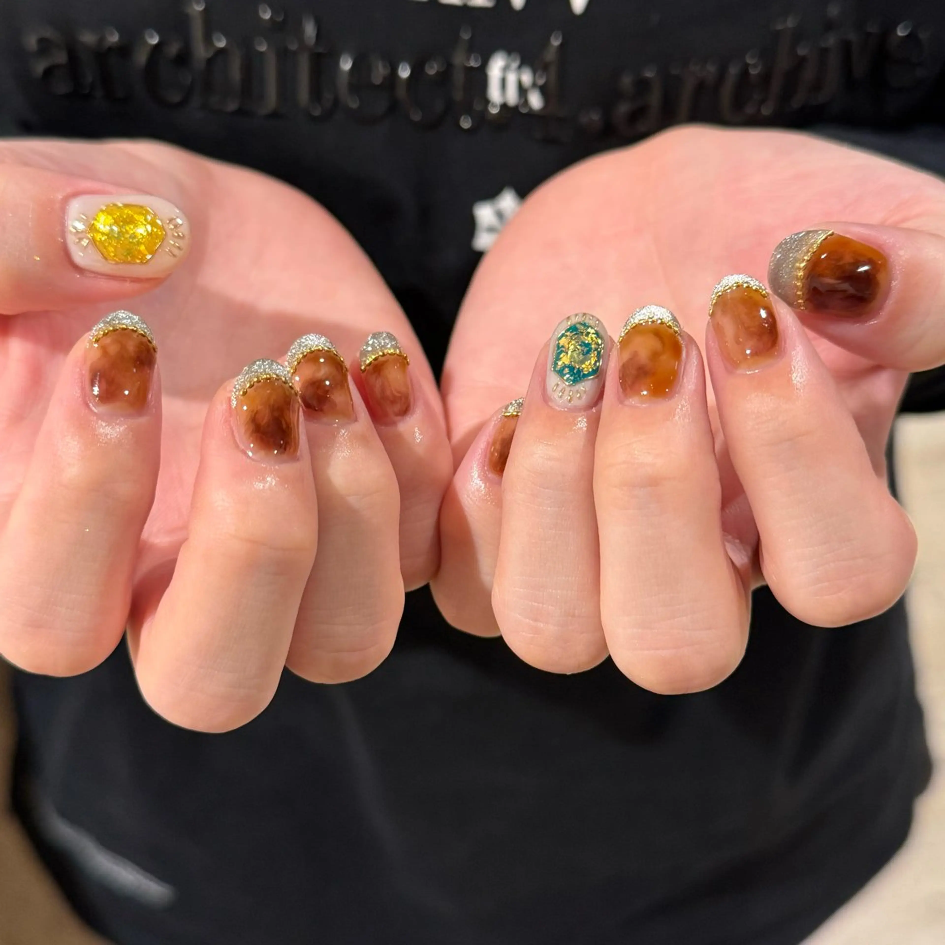 ネイル べっ甲ネイル ハンドネイル 𝐫𝐚𝐢 𝐧𝐚𝐢𝐥の眉毛・アイブロウイメージ