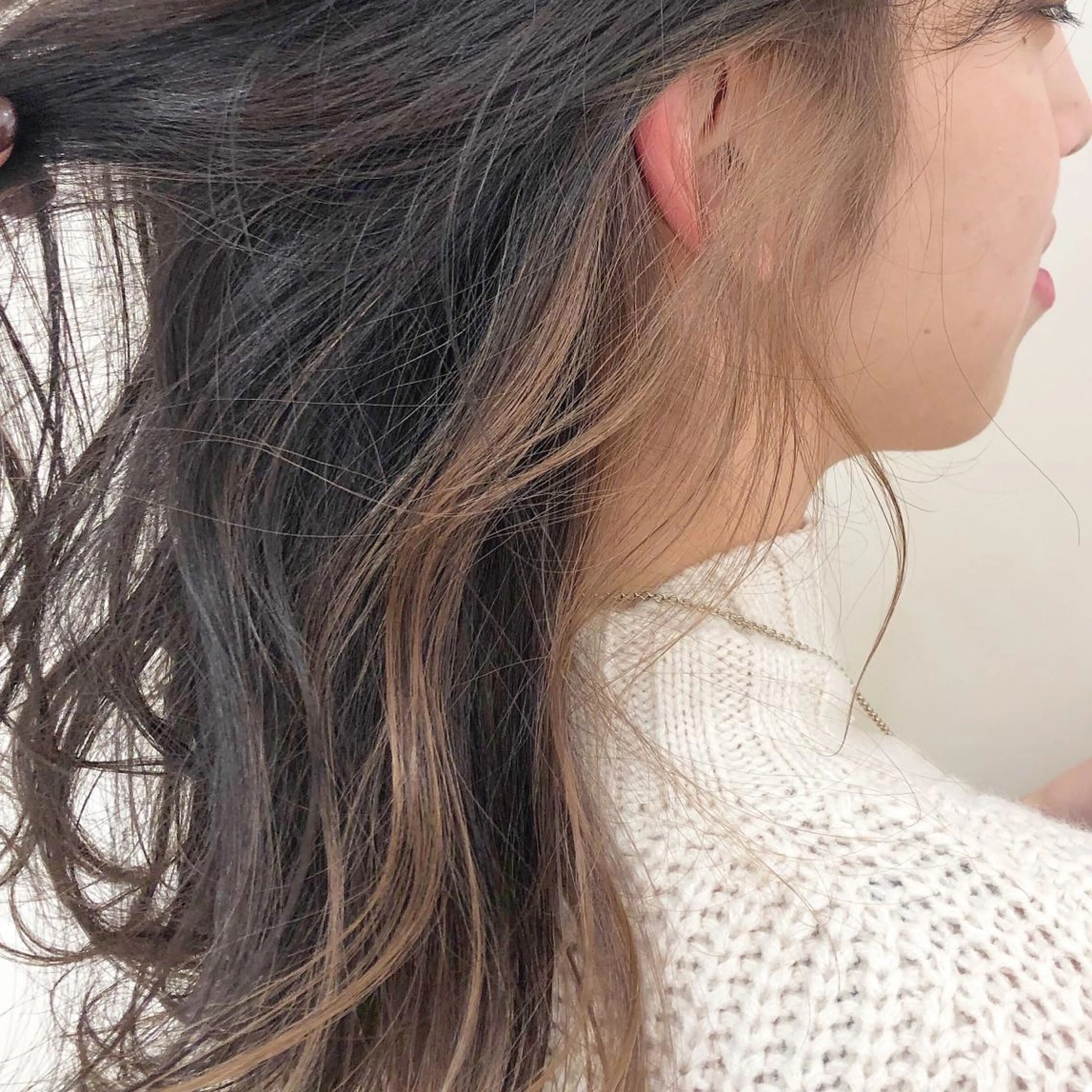 セミロング プレイングカラー🤍 細めハイライトのヘアスタイル