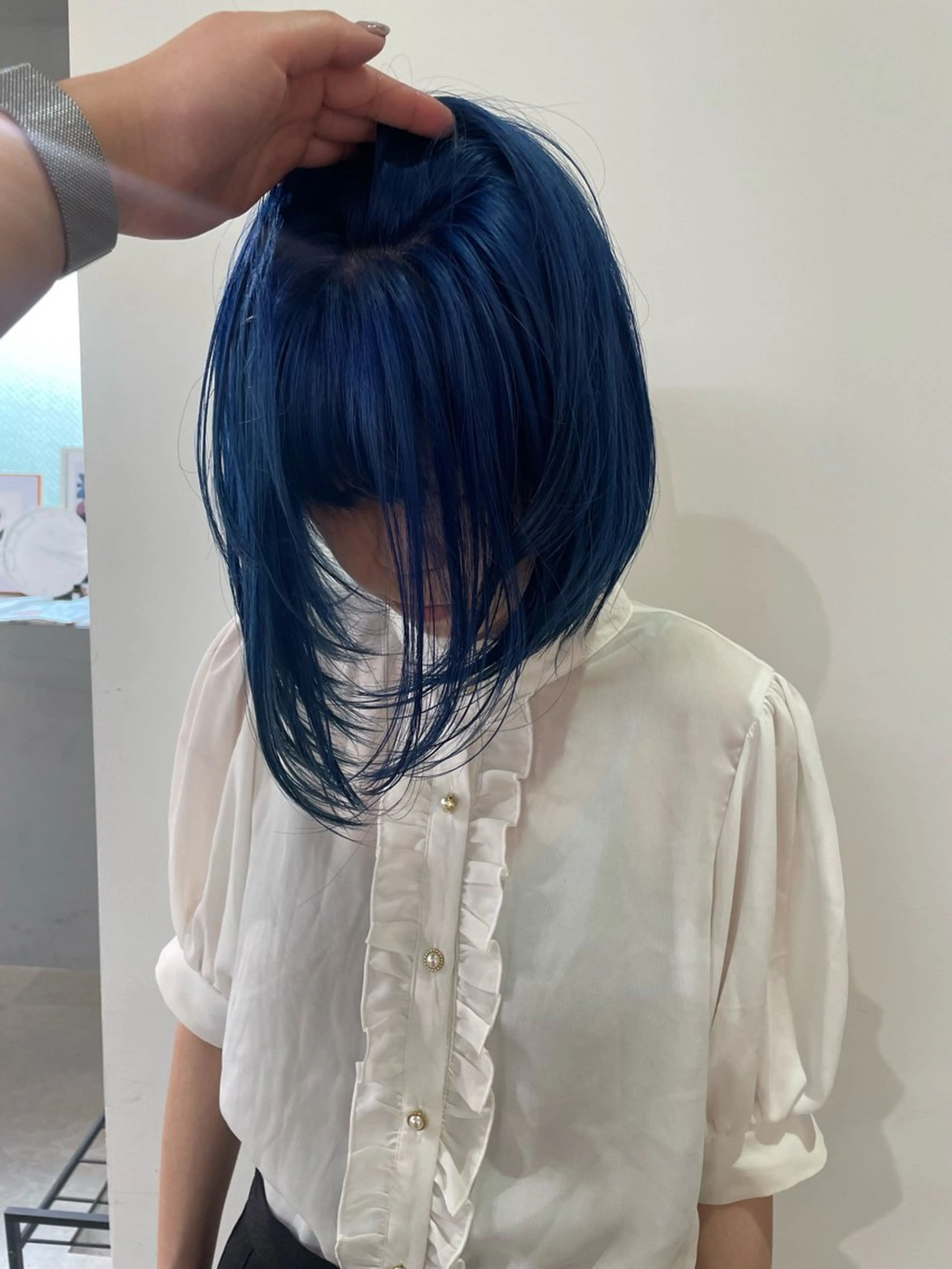 ミディアム カラー 黒髪 ブリーチ ブルーカラー ブルーブラック ケアブリーチ ヘアカラー トリートメント MIU/ルーツカラー ボブ/顔周りレイヤーのヘアスタイル