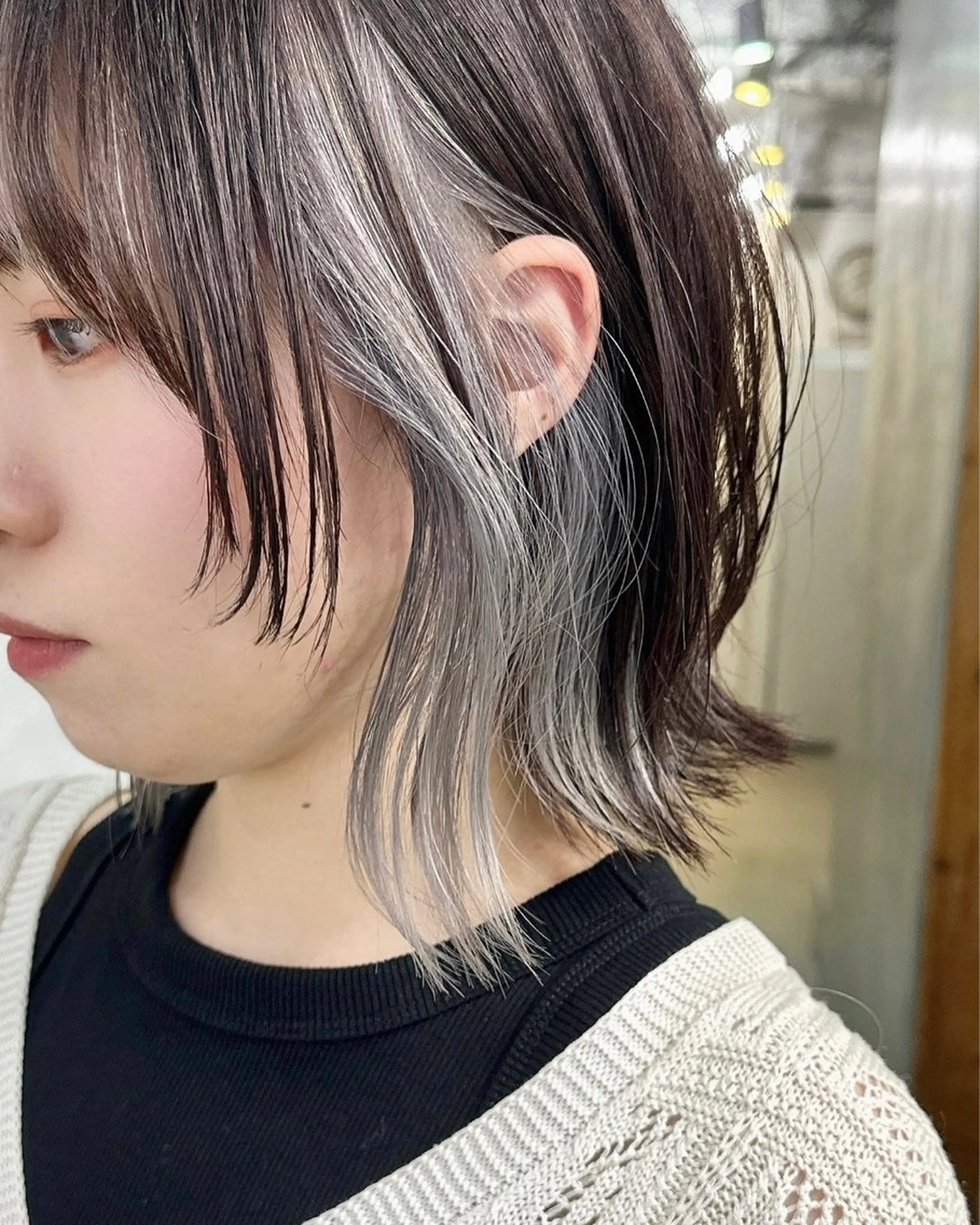 ミディアム カラー イヤリングカラー グレージュ インナーカラー トリートメント ヘアカラー トリートメント ヘアセット RYOSUKE ハイトーンのヘアスタイル