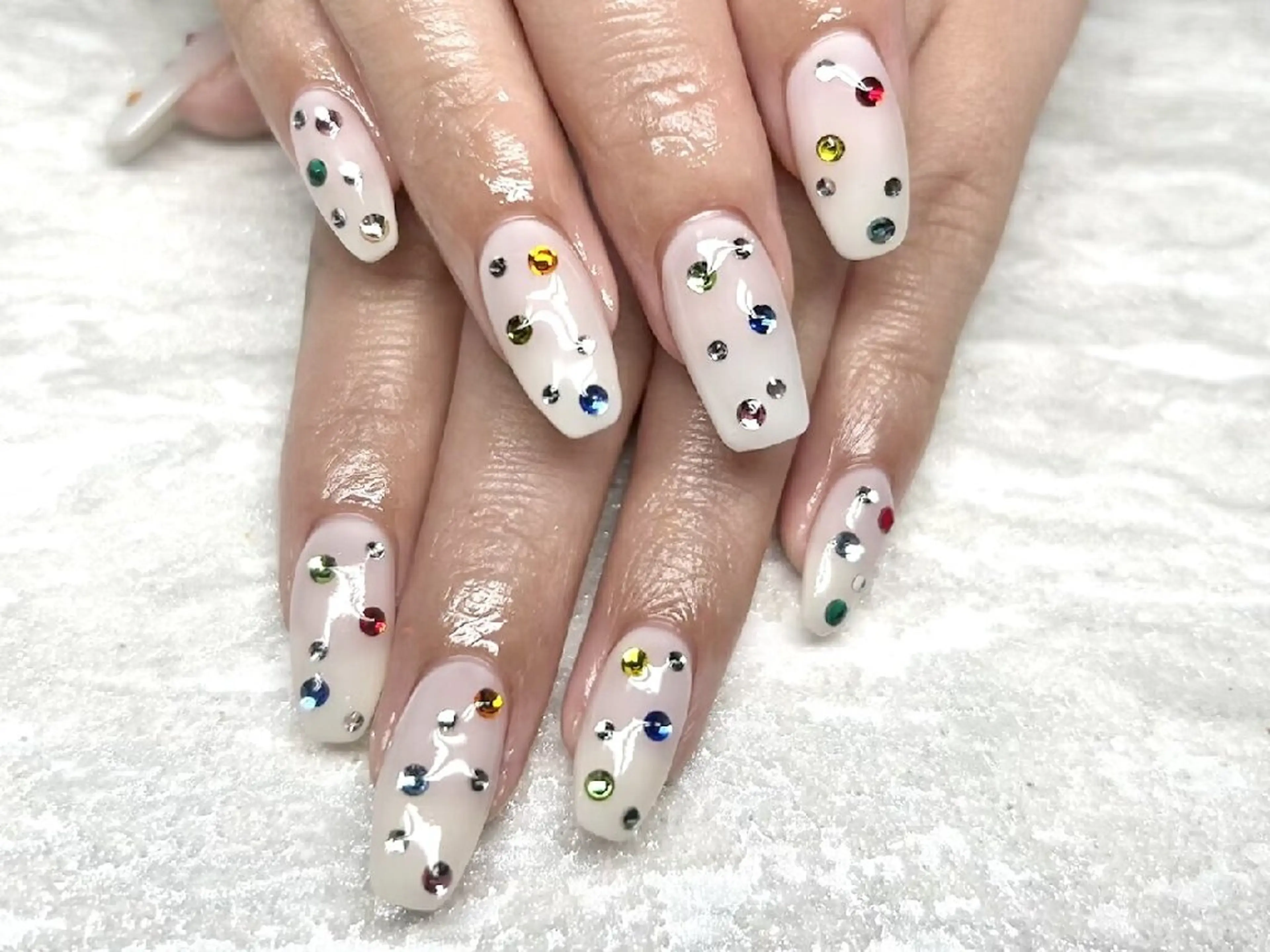 ネイル ストーンネイル ホワイト ハンドネイル JULIE NAILのネイルデザイン