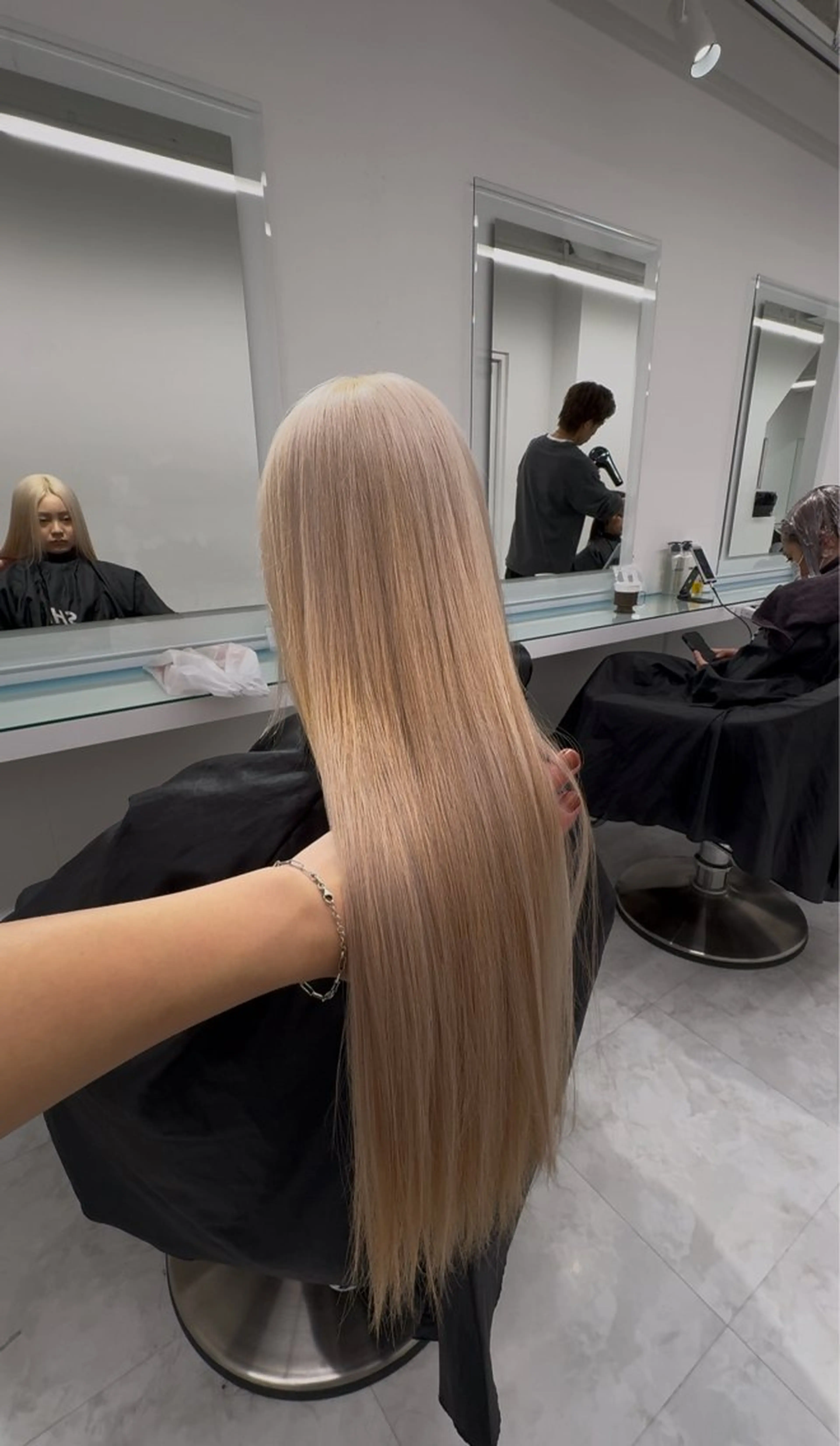 ロング カラー ヘアアレンジ ヘアカラー トリートメント ヘッドスパ ヘアセット 透け上品ハイトーン 職人ゆうと🤍のヘアスタイル