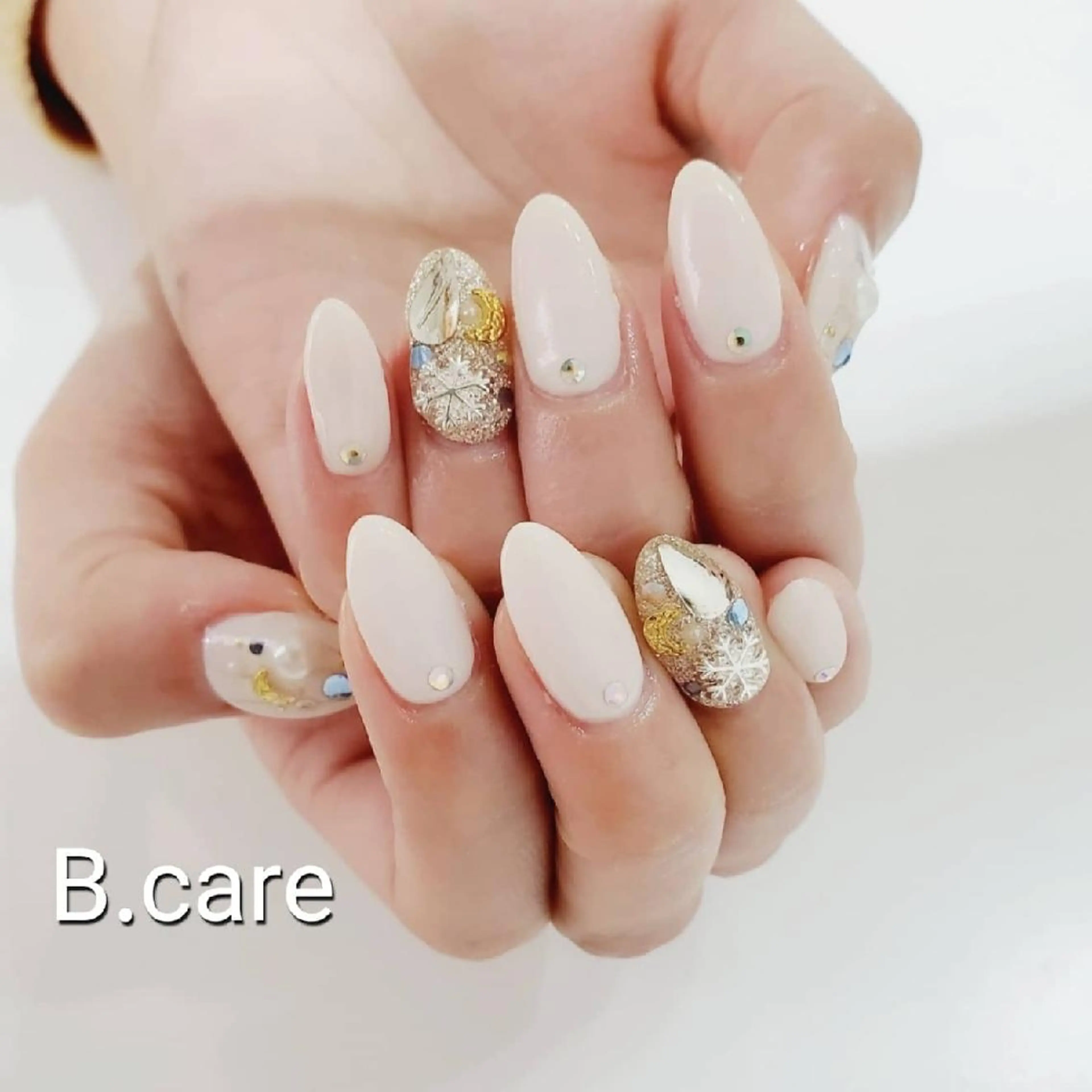 ネイル アートネイル ホワイト B.care自由ヶ丘所属・早坂  のネイルデザイン