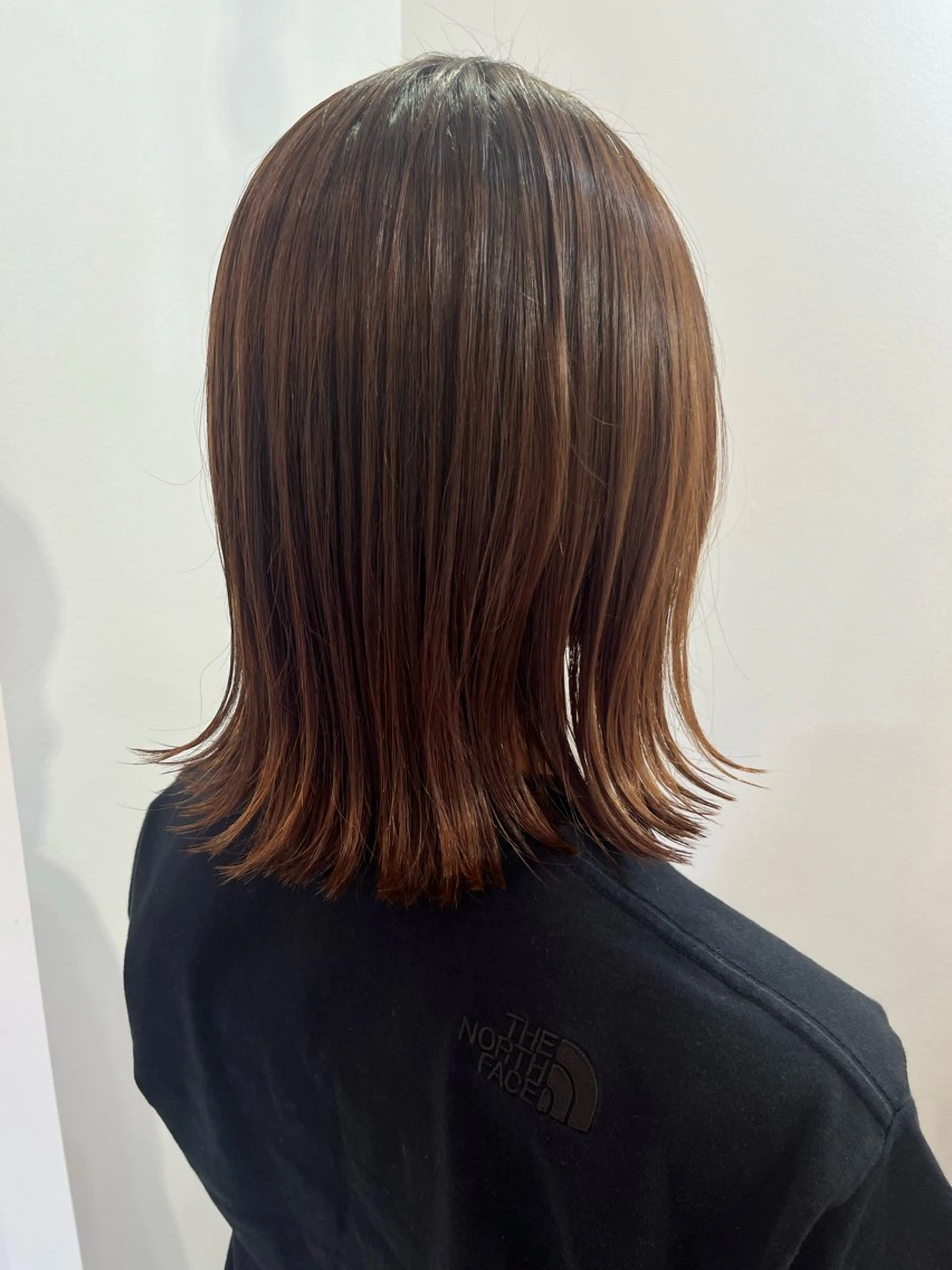 セミロング 切りっぱなしロブ Hikari /赤み消しカラーのヘアスタイル