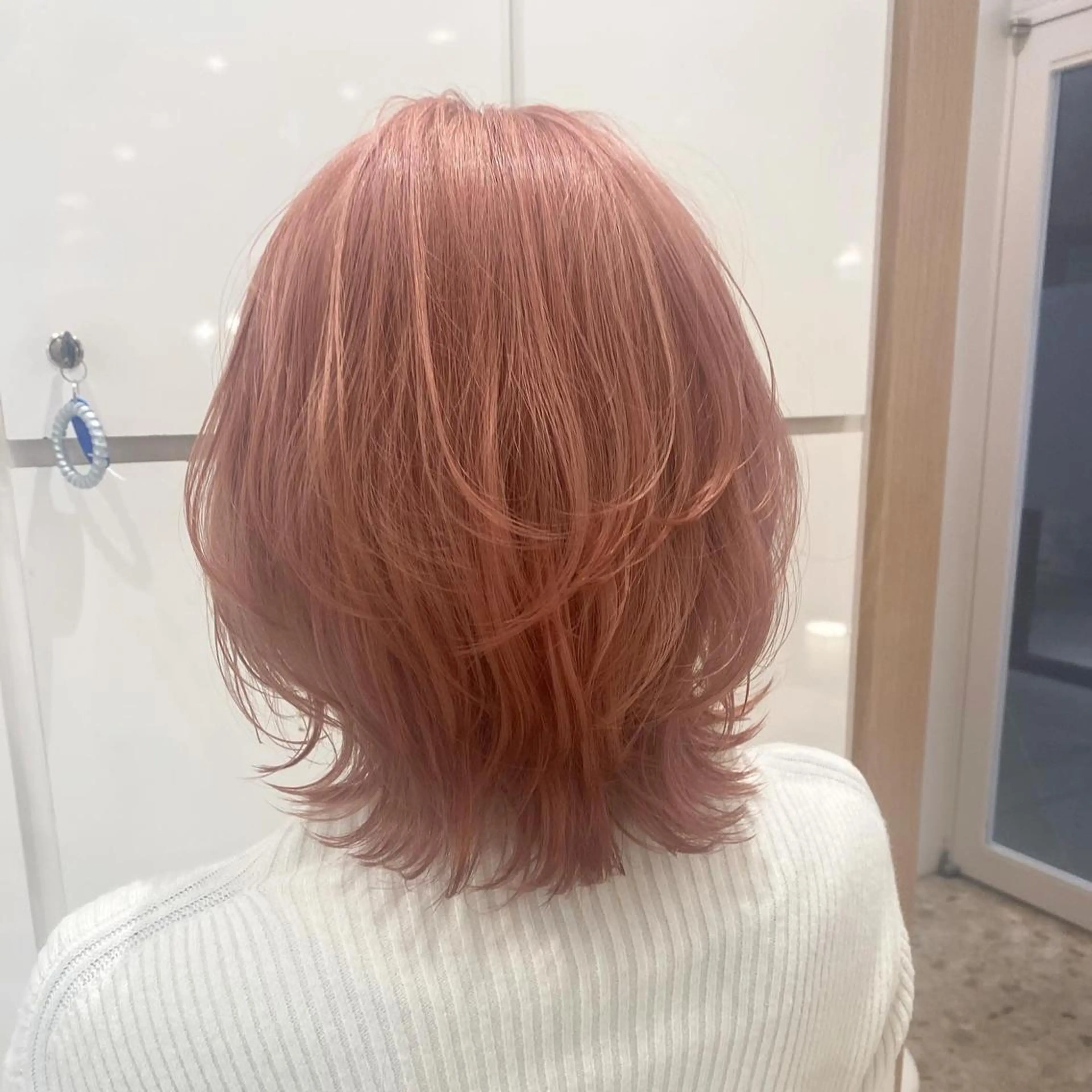 ミディアム カラー ヘアアレンジ 切りっぱなしボブ ベージュカラー ハイトーンカラー インナーカラー ピンクカラー 🌿ブリーチ/髪質 改善/🌿‬JINのヘアスタイル