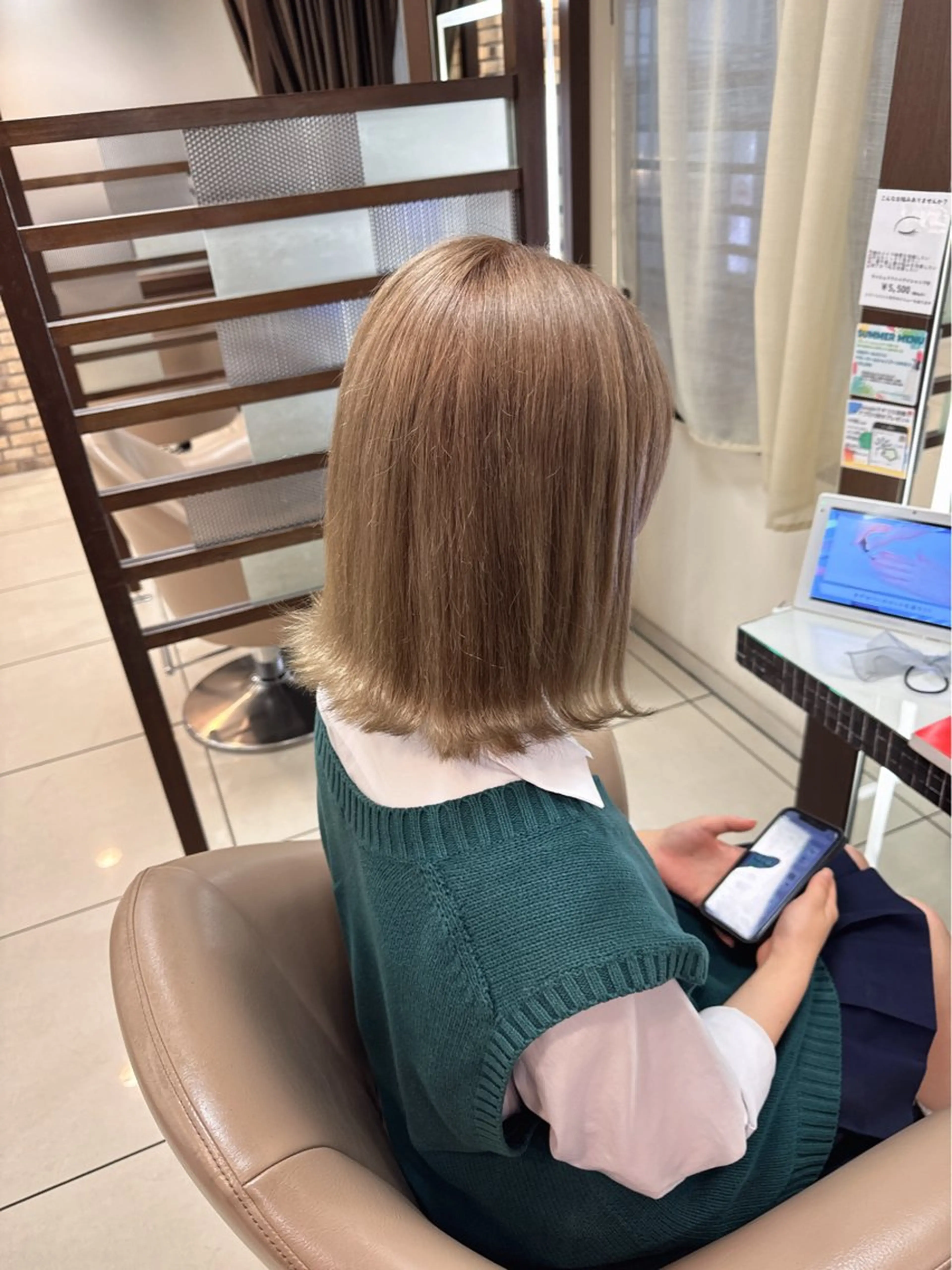 ミディアム カラー ヘアカラー ラウンドマッシュシャ ドウニュアンスパーマのヘアスタイル