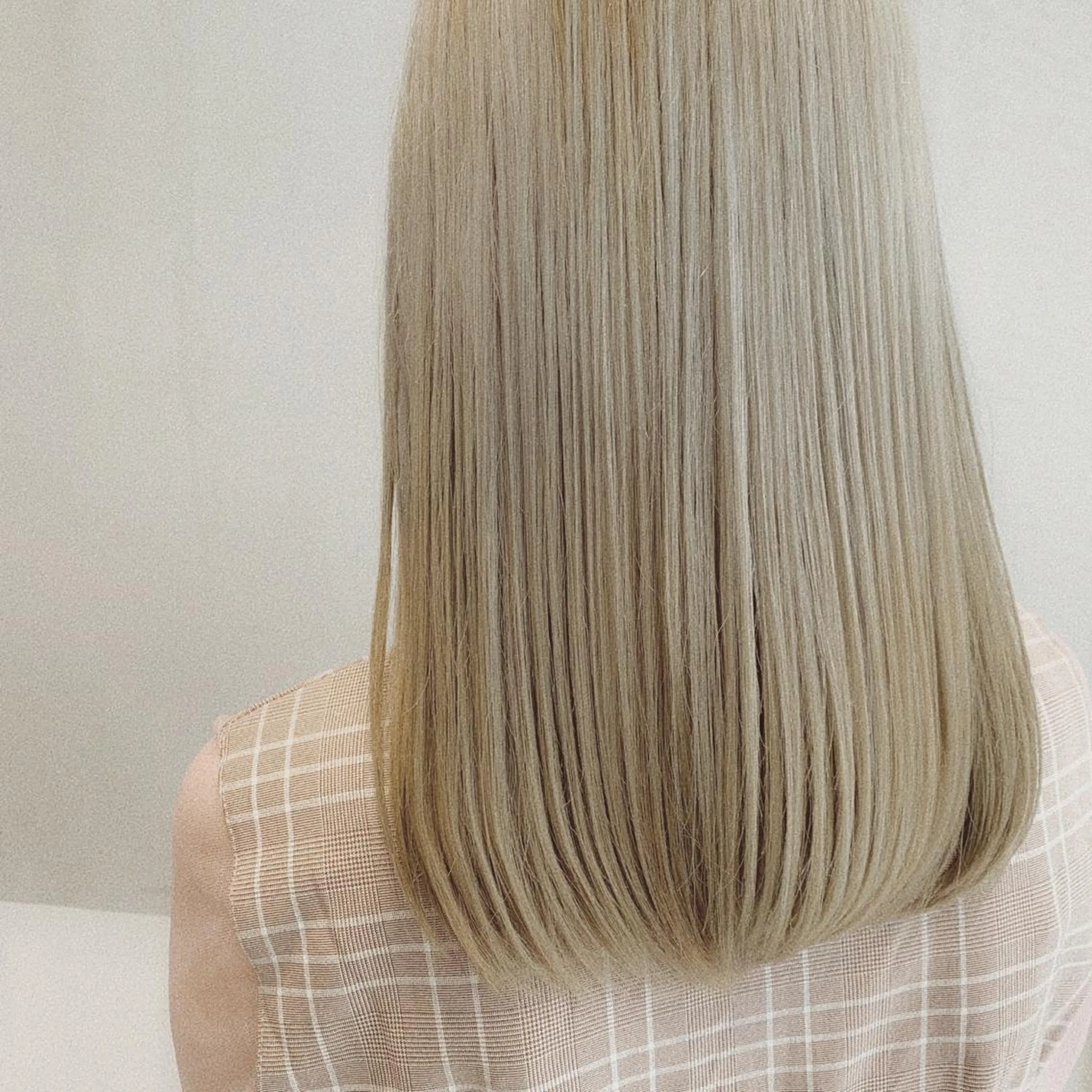 セミロング 透明感ブリーチ カラー✨有坂映哉のヘアスタイル