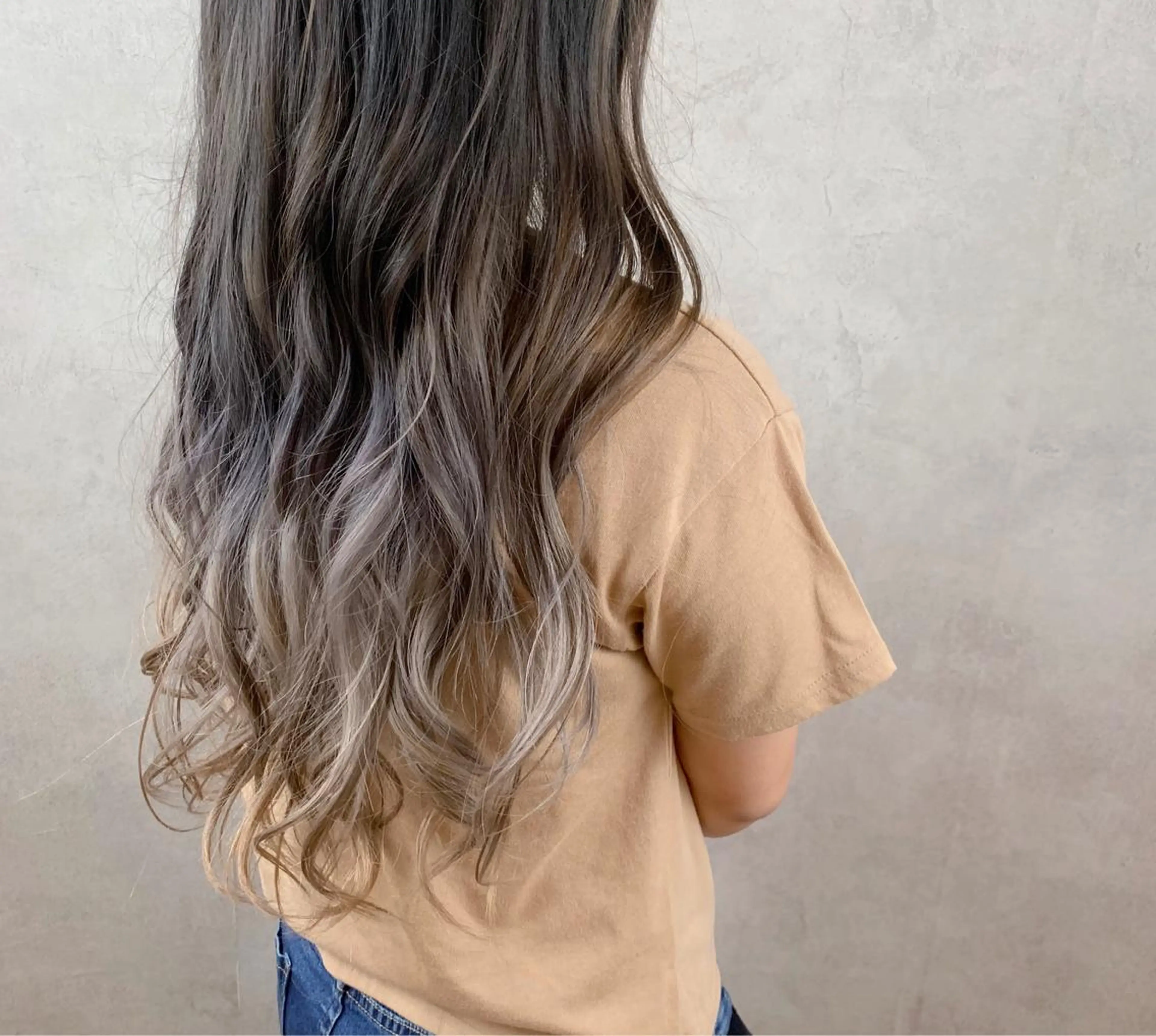 ロング アッシュ ミルクティーベージュ の魔術師　manaeのヘアスタイル