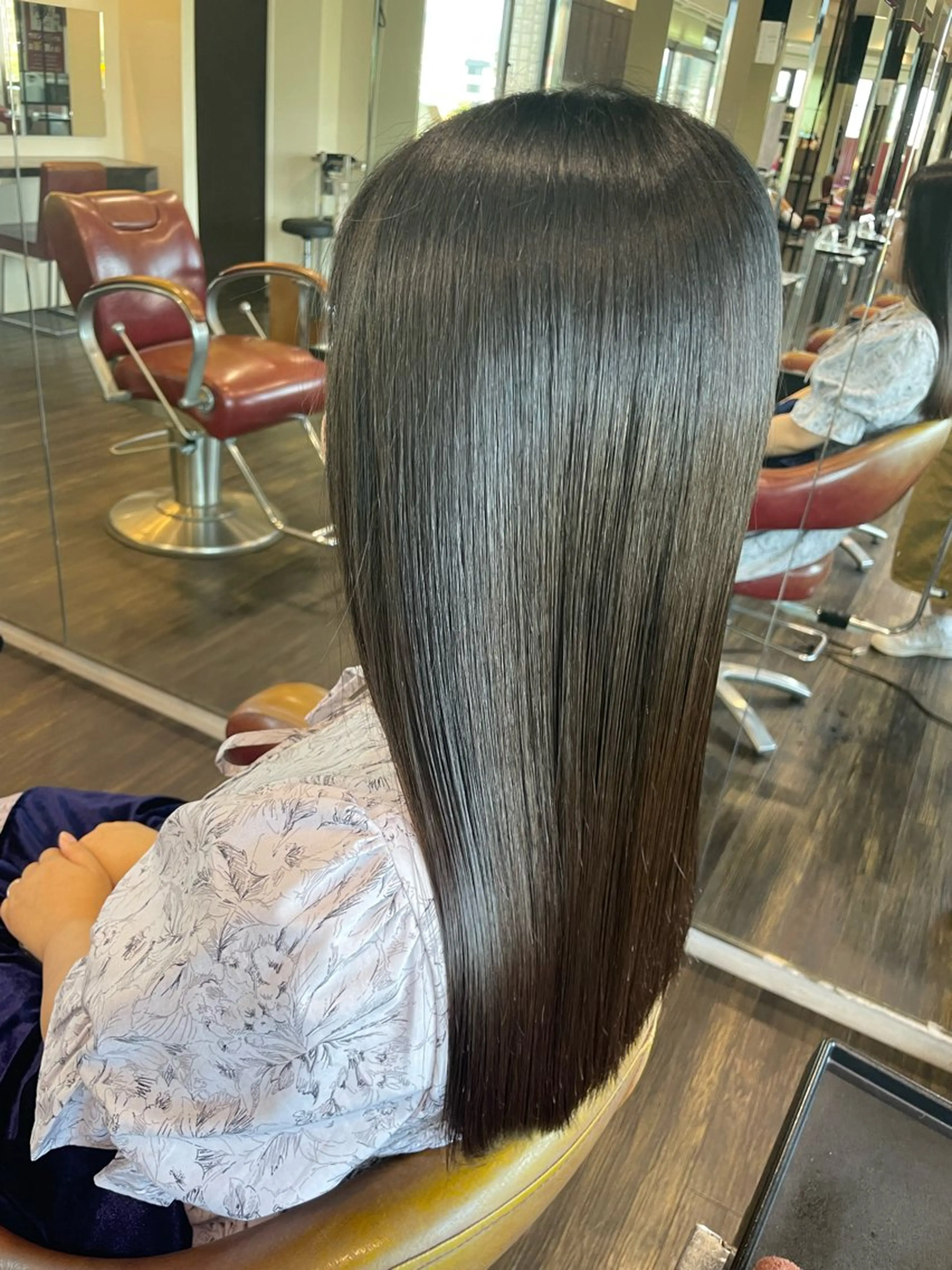 ロング カラー ベージュカラー オリーブベージュ カット 縮毛矯正 佐藤 綾郁のヘアスタイル