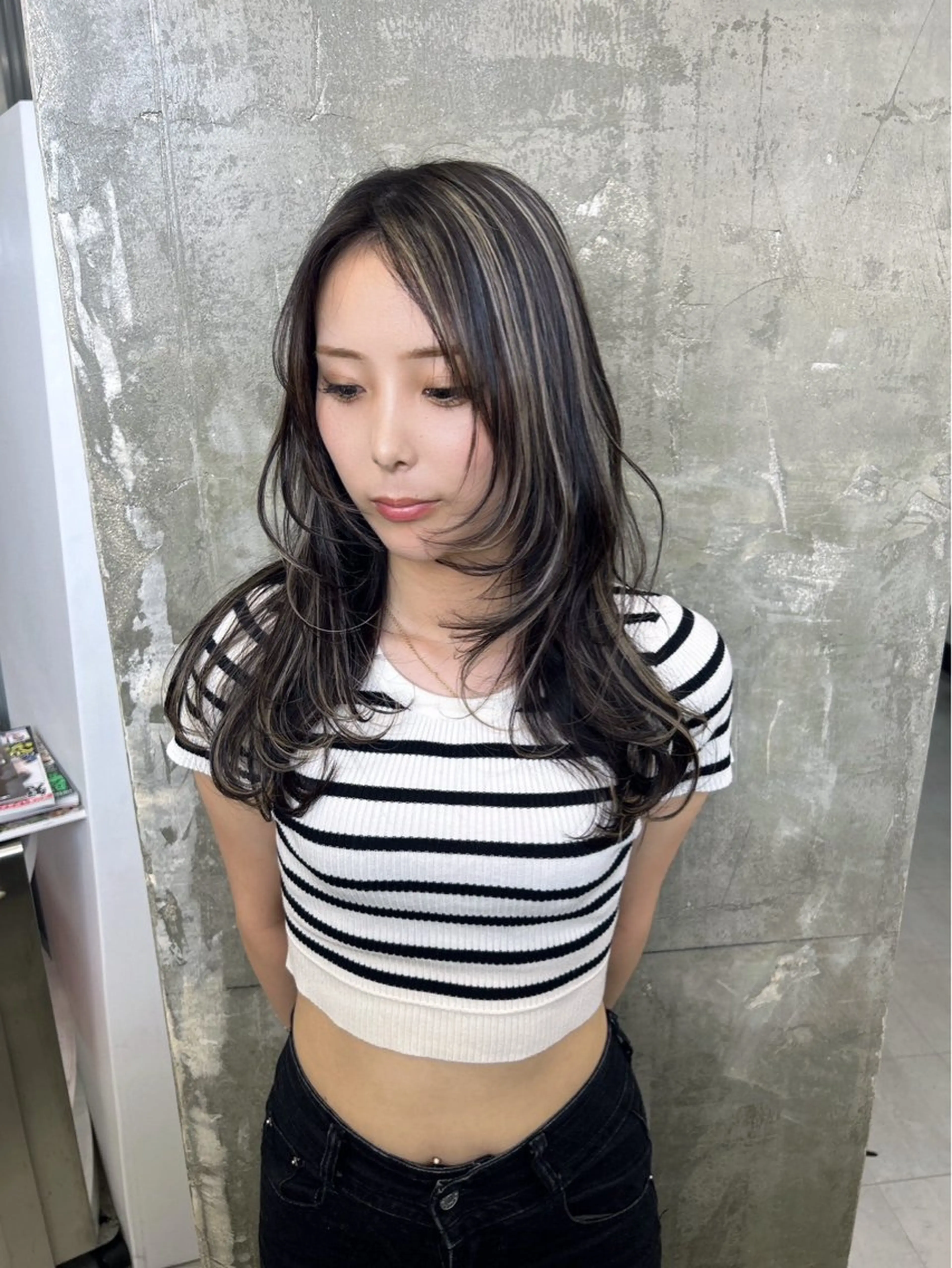 セミロング カラー ブリーチ ハイライトカラー ハイライト レイヤーカット 髪質改善SALON MIST+所属・荒金 大翔のヘアスタイル