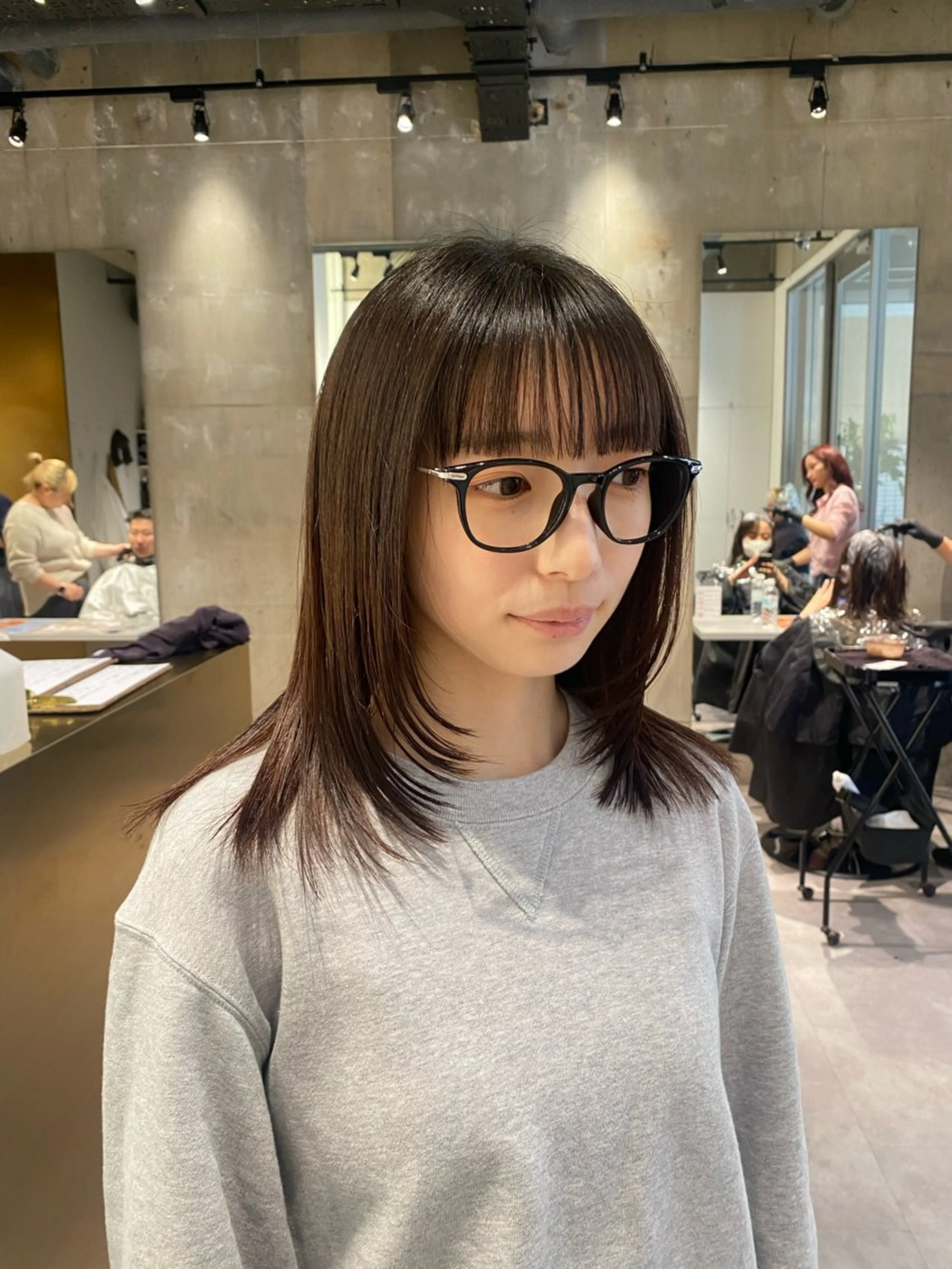 ミディアム カラー 顔まわりレイヤー 顔周りカット レイヤーカット カット mina🌿無料ショ ートカット募集中🚨のヘアスタイル