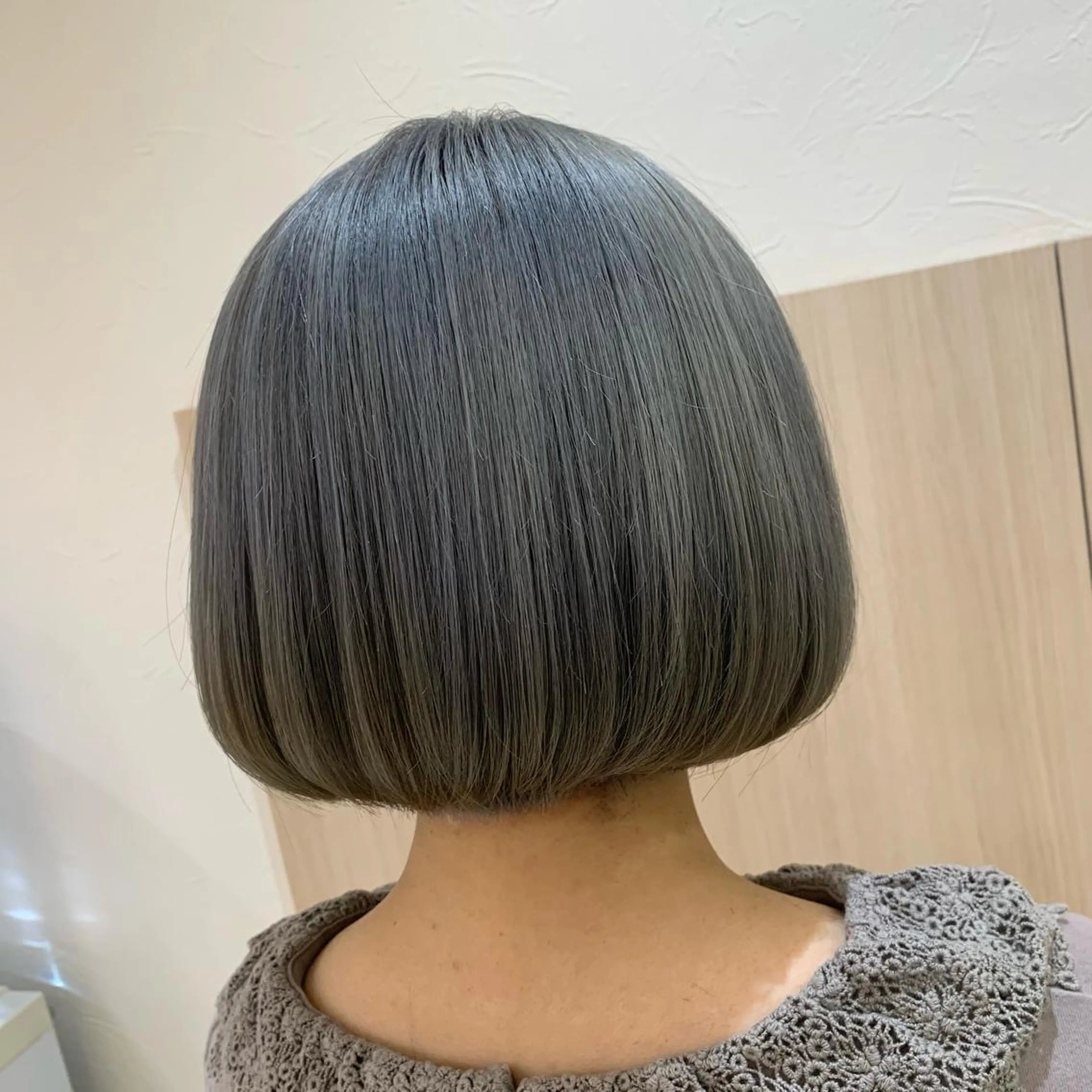 ショート カラー ヘアカラー トリートメント 店長ハイトーンカラー 柞山史奈のヘアスタイル