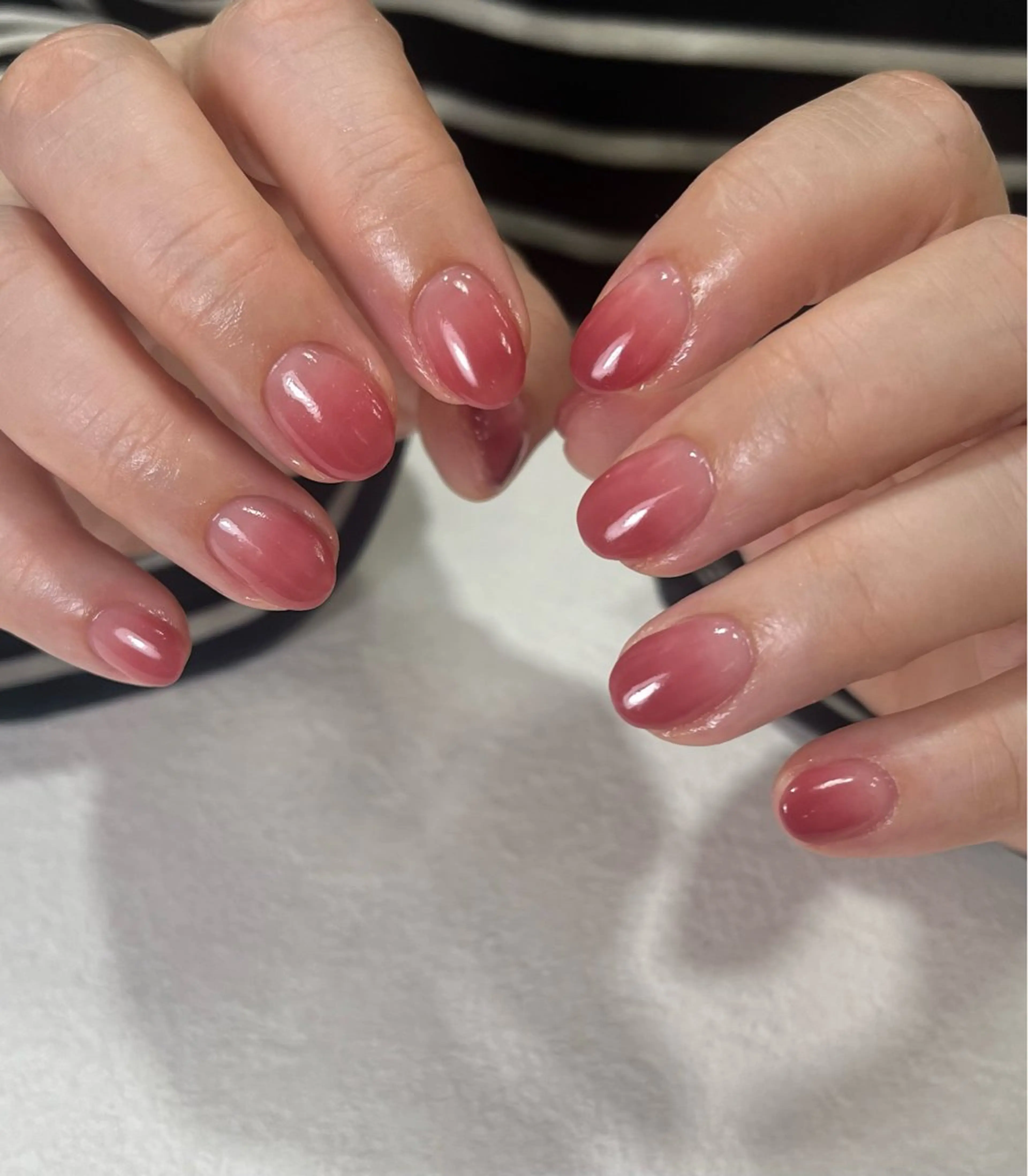ネイル グラデーション ピンク 赤色 シンプルネイル ハンドネイル para ☀︎ sol by BECK所属・Para Sol nail　Maoのネイルデザイン
