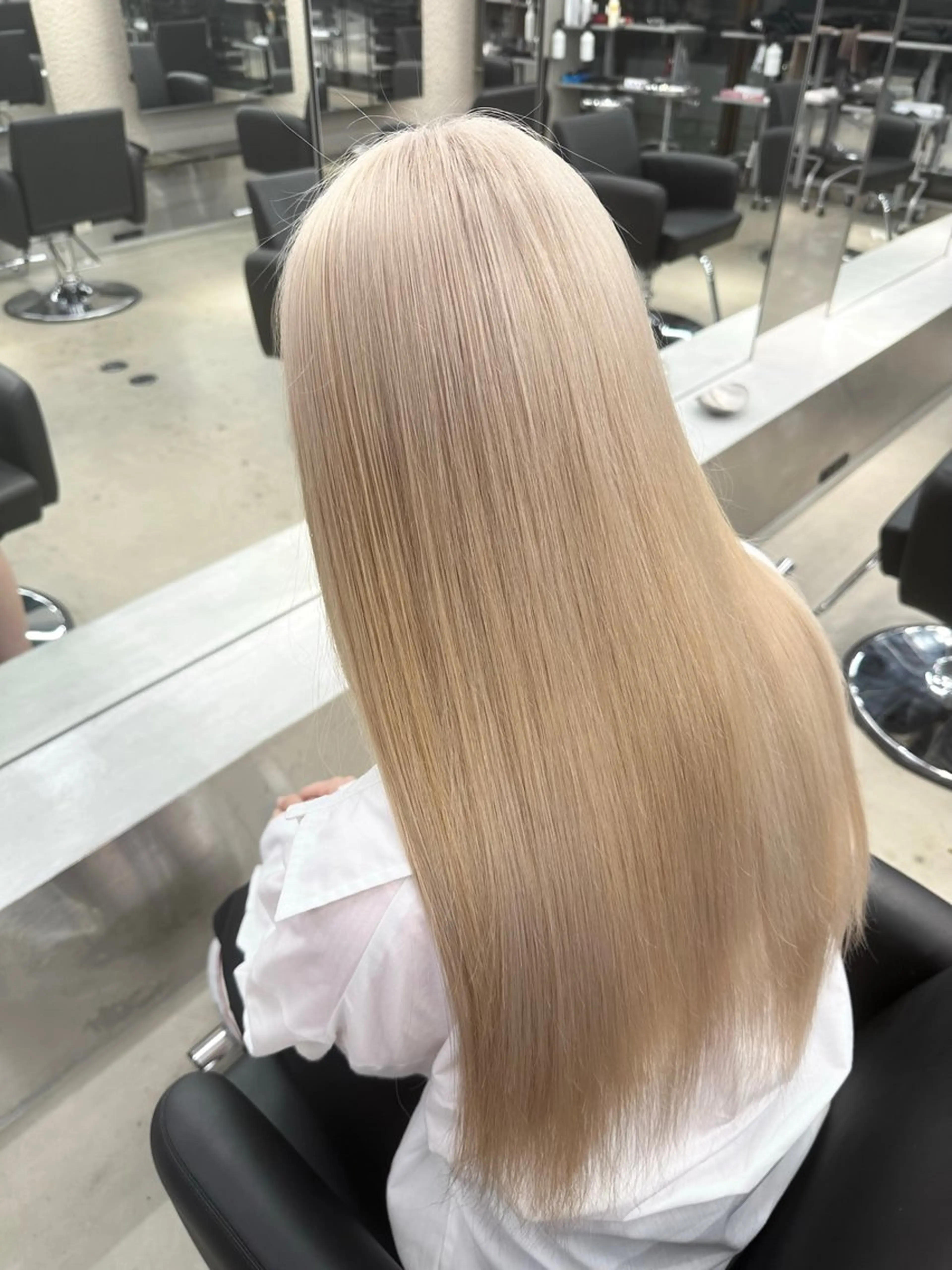 ロング カラー ブリーチ レイヤーカット トリートメント ヘアカラー ハイトーン/ 縮毛矯正のヘアスタイル