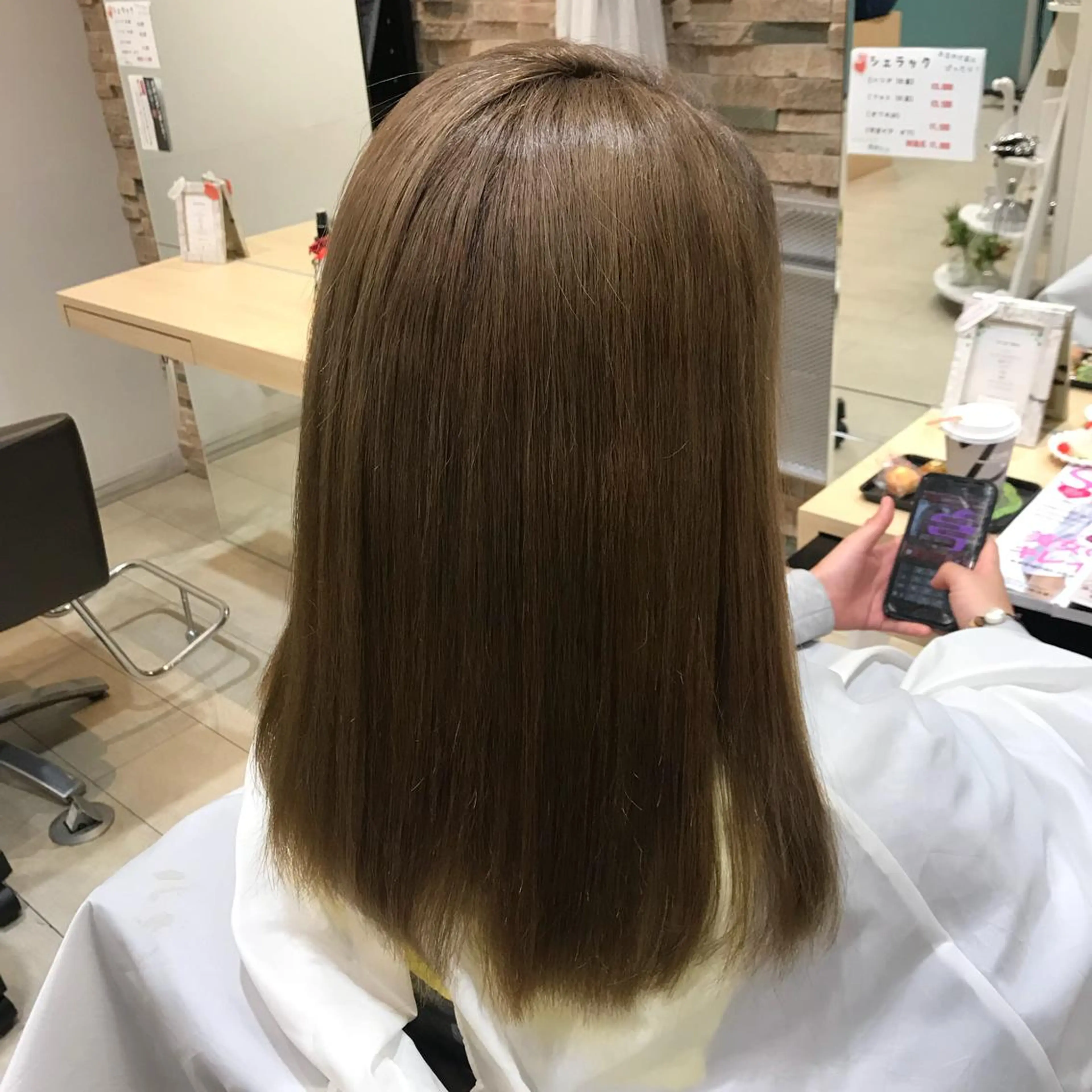 セミロング カラー ベージュカラー ミルキーベージュ 阿部 響香のヘアスタイル