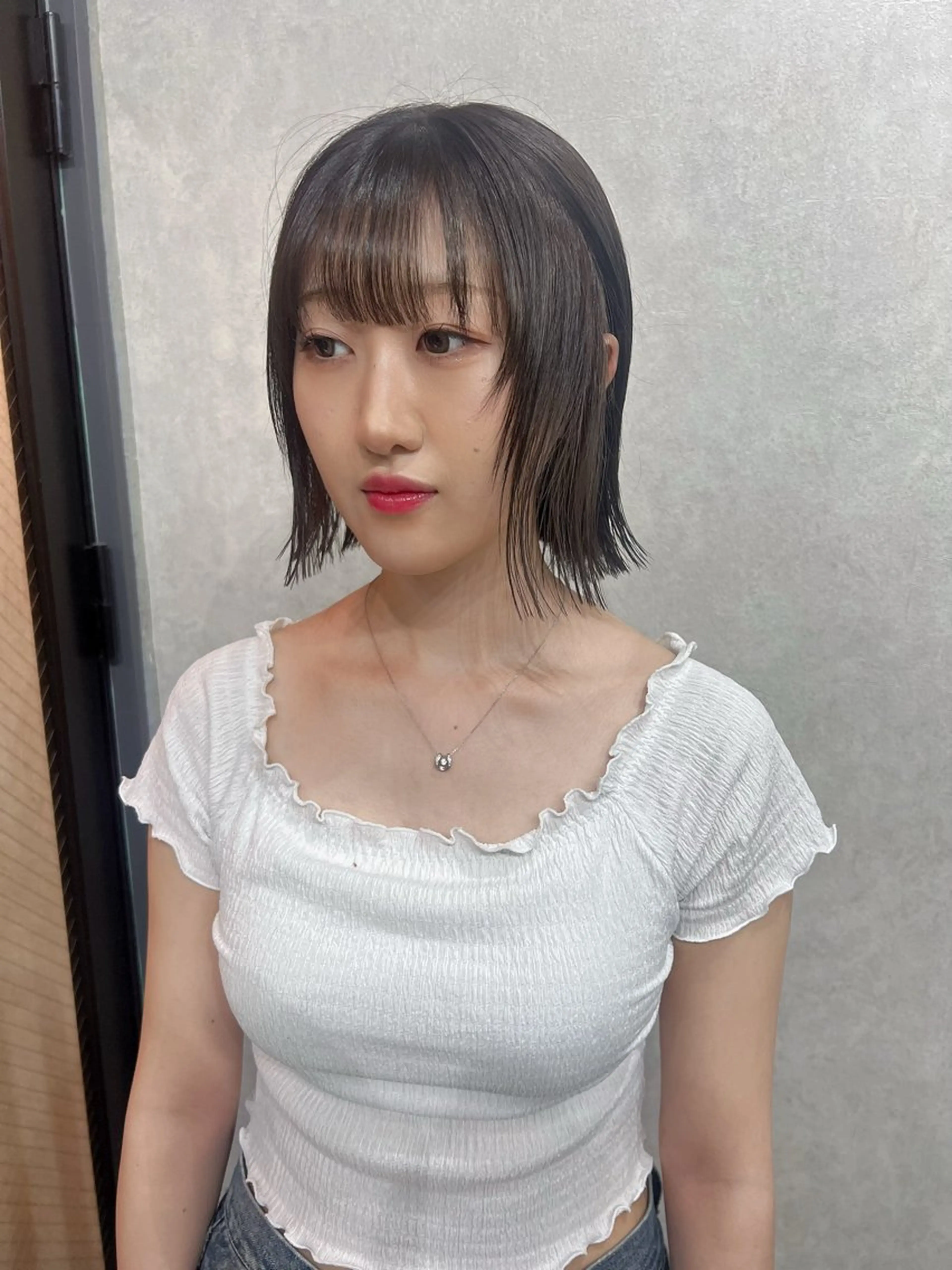 ショート カラー ベージュカラー ブリーチ ケアブリーチ ハイトーンカラー ミルクティーベージュ カット ヘアカラー ユ イのヘアスタイル