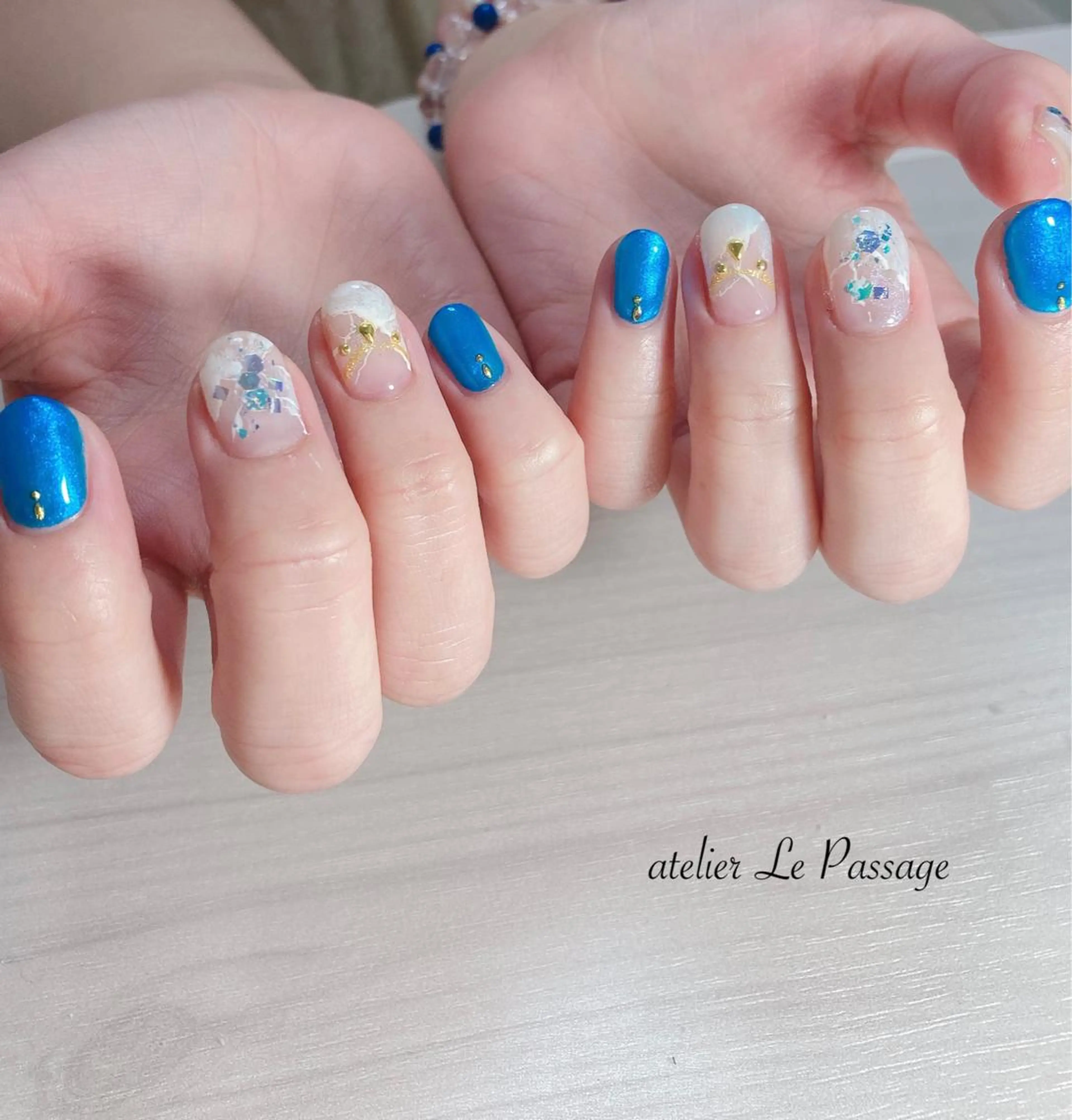 ネイル ブルー ジェルネイル ラメ(グリッター) ニュアンスネイル オフィスネイル Atelier Le Passage所属・h nakatsukaのネイルデザイン