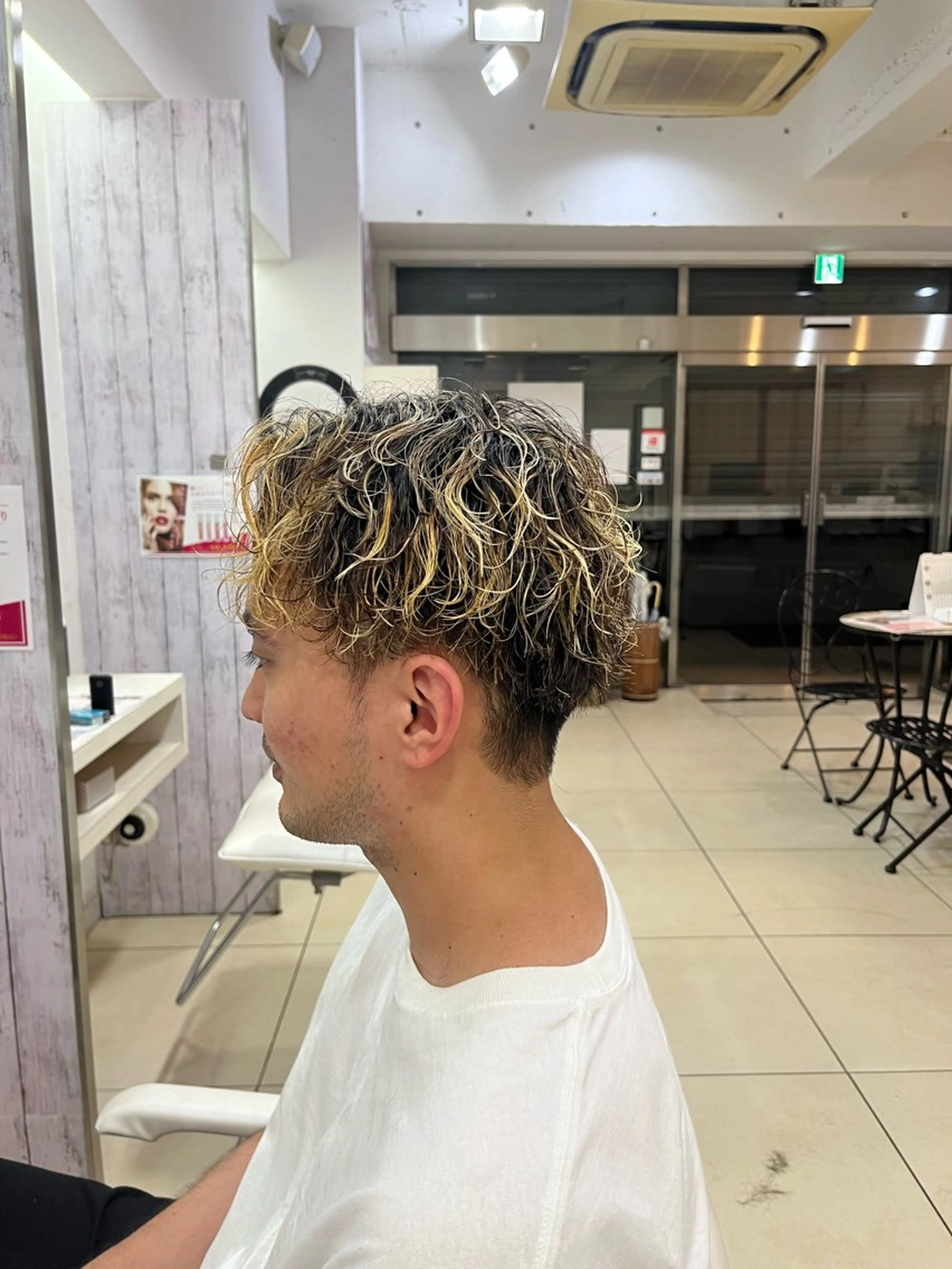 ショート パーマ メンズ センターパート メンズハイライト メンズパーマ 波巻きパーマ ハイライト カット ヘアカラー パーマ カルマ・ニュアンス パーマ　須田龍世のヘアスタイル