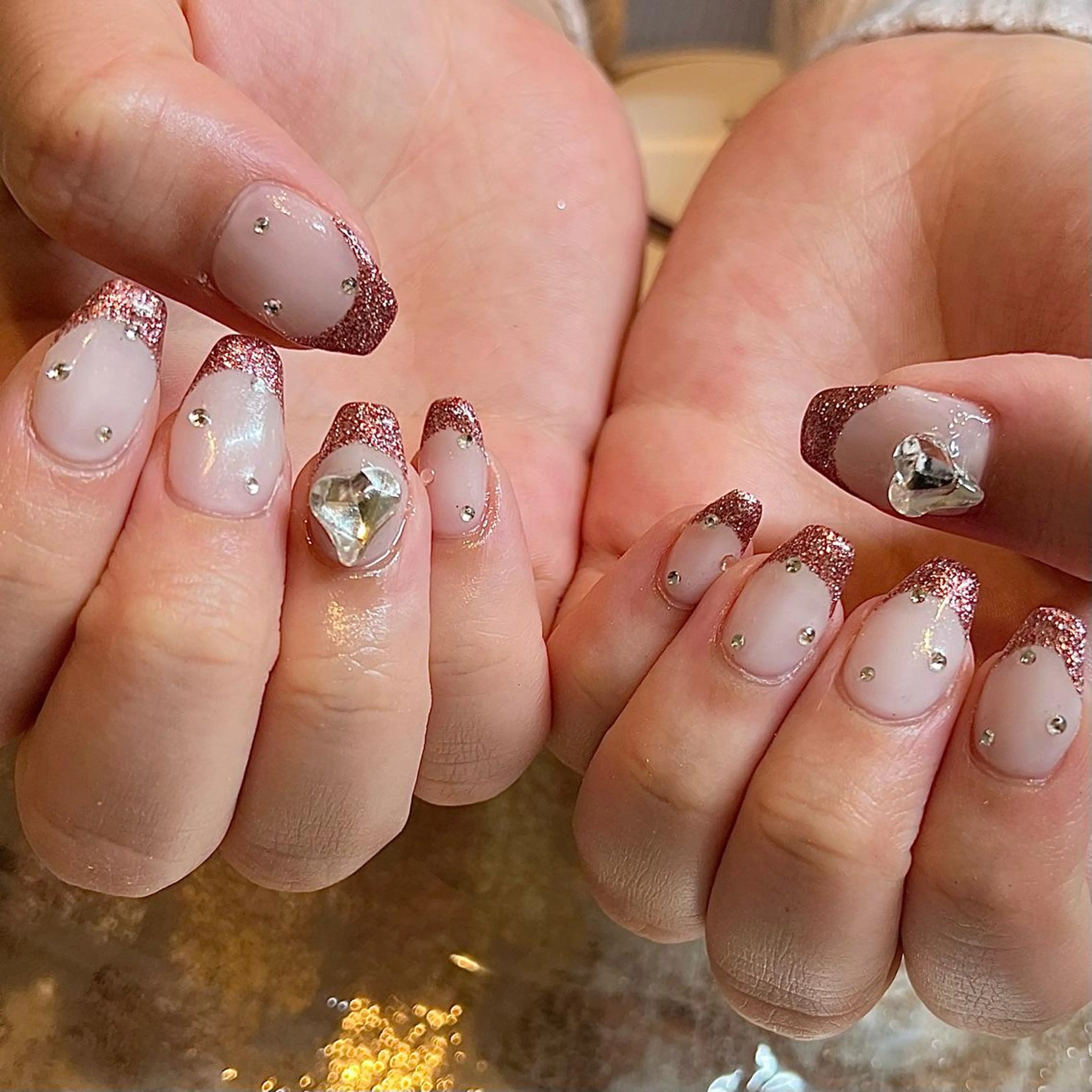 ミディアム ネイル フレンチネイル ハート ラメ(グリッター) ハンドネイル H🌺 NAILのネイルデザイン