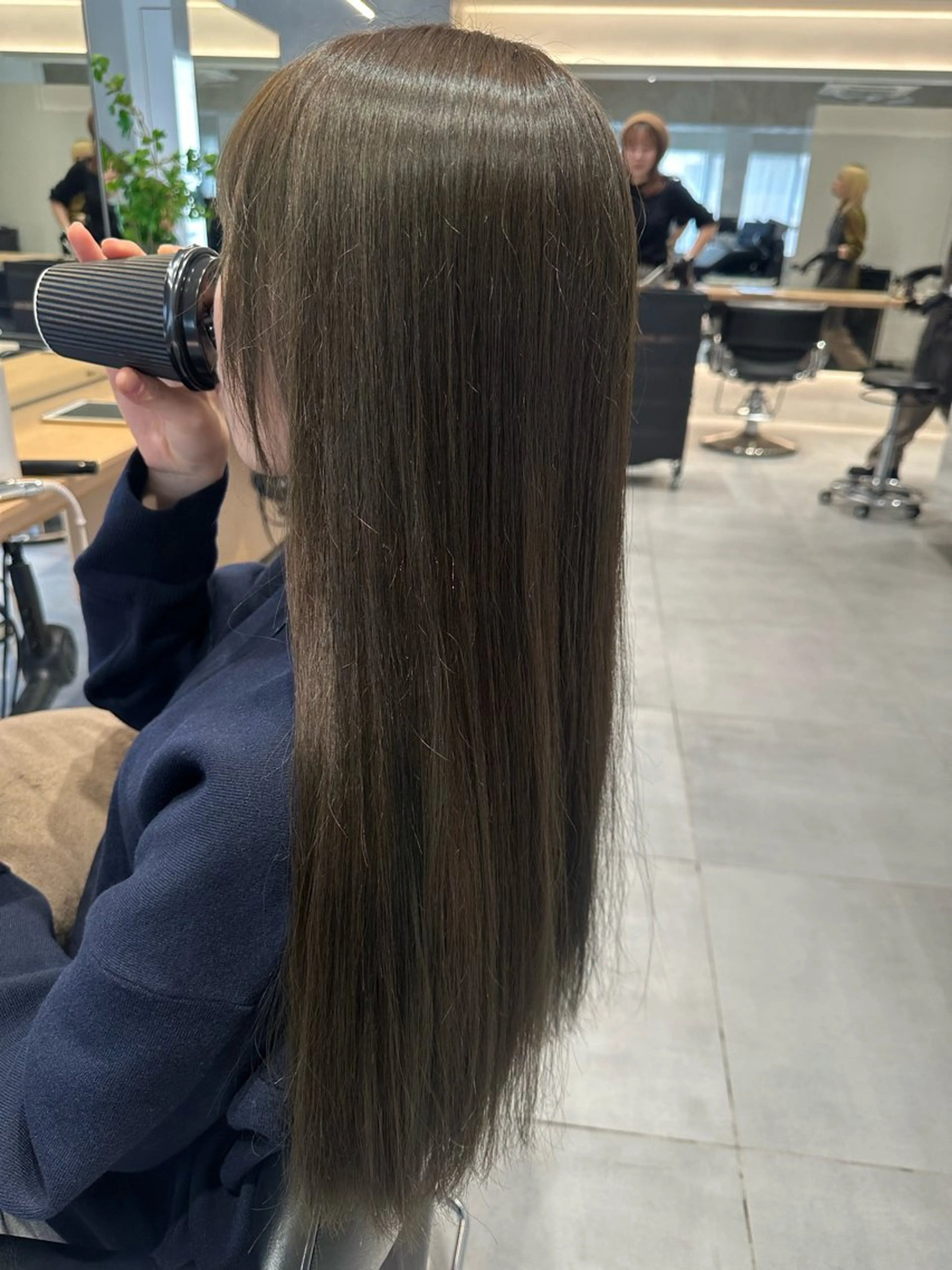ロング カラー ヘアアレンジ ベージュカラー 透明感カラー オリーブベージュ ヘアカラー 垢抜け韓国風ヘア カラーMIKUのヘアスタイル