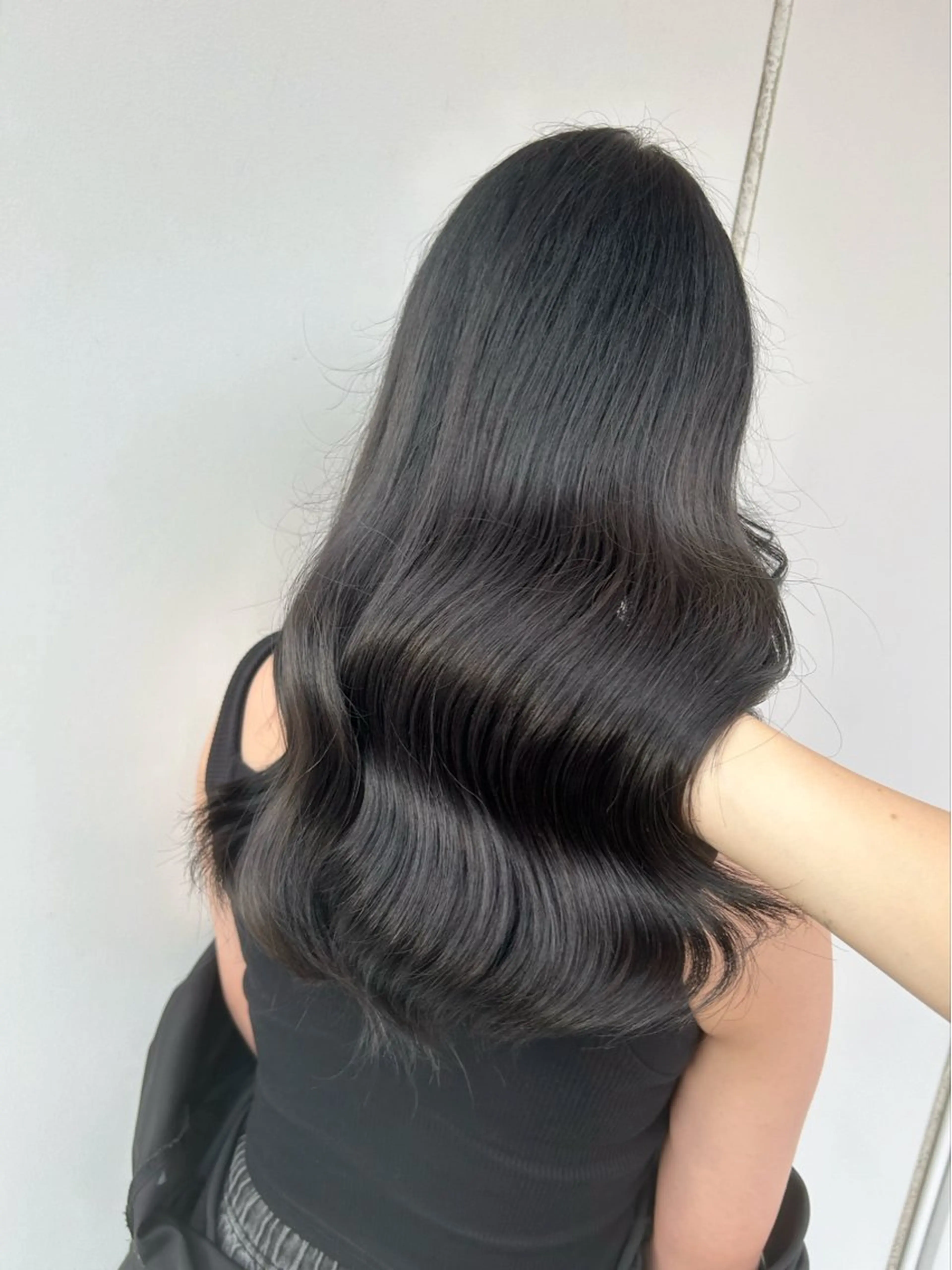 ロング カラー 黒髪 ブリーチ ブルーカラー ブルーブラック ヘアカラー Xena ria 衣織/ブリーチカラーのヘアスタイル