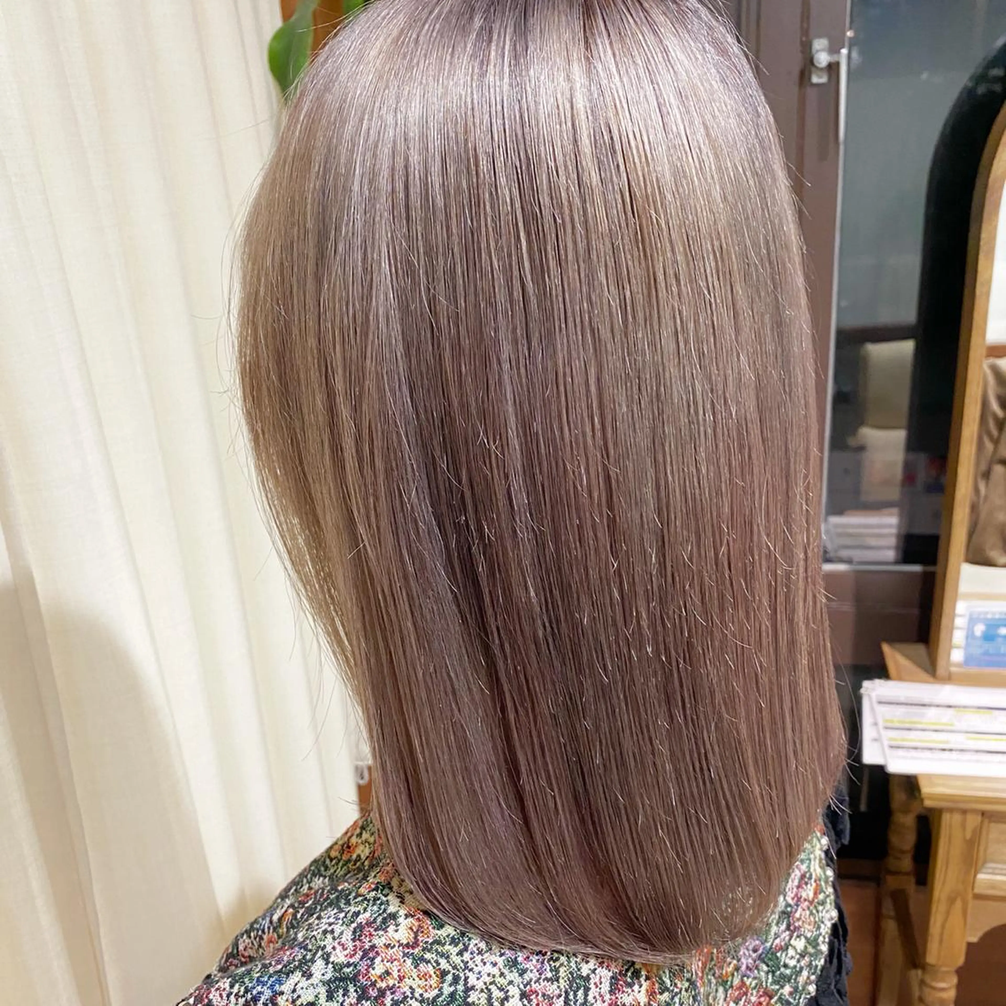 セミロング カラー ベージュカラー ブリーチ ミルクティーベージュ ヘアカラー トリートメント FOR HAIRのヘアスタイル