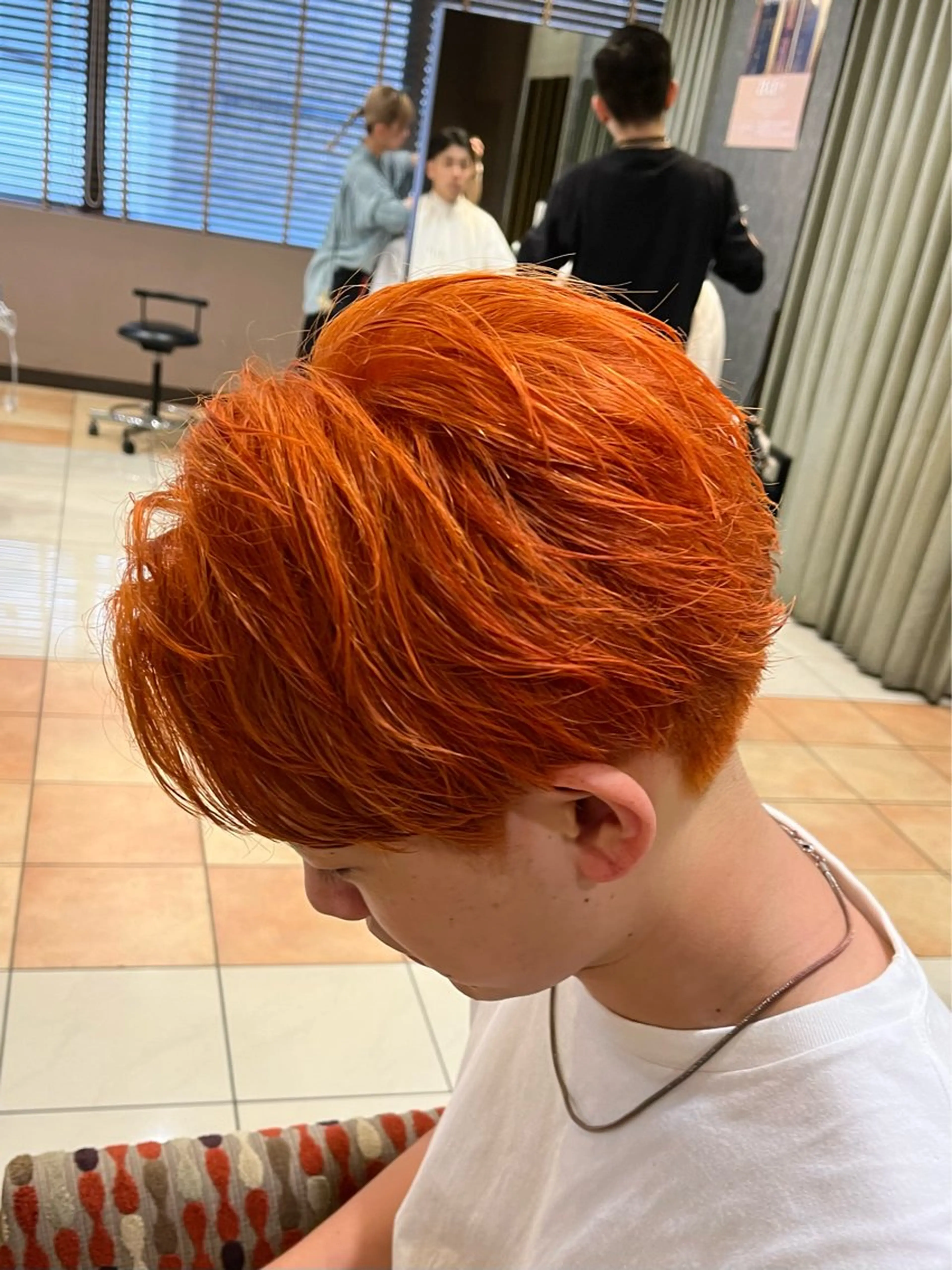 ミディアム カラー メンズ オレンジ 🐦‍🔥フェザーパ ーマ🐦‍🔥きるやのヘアスタイル