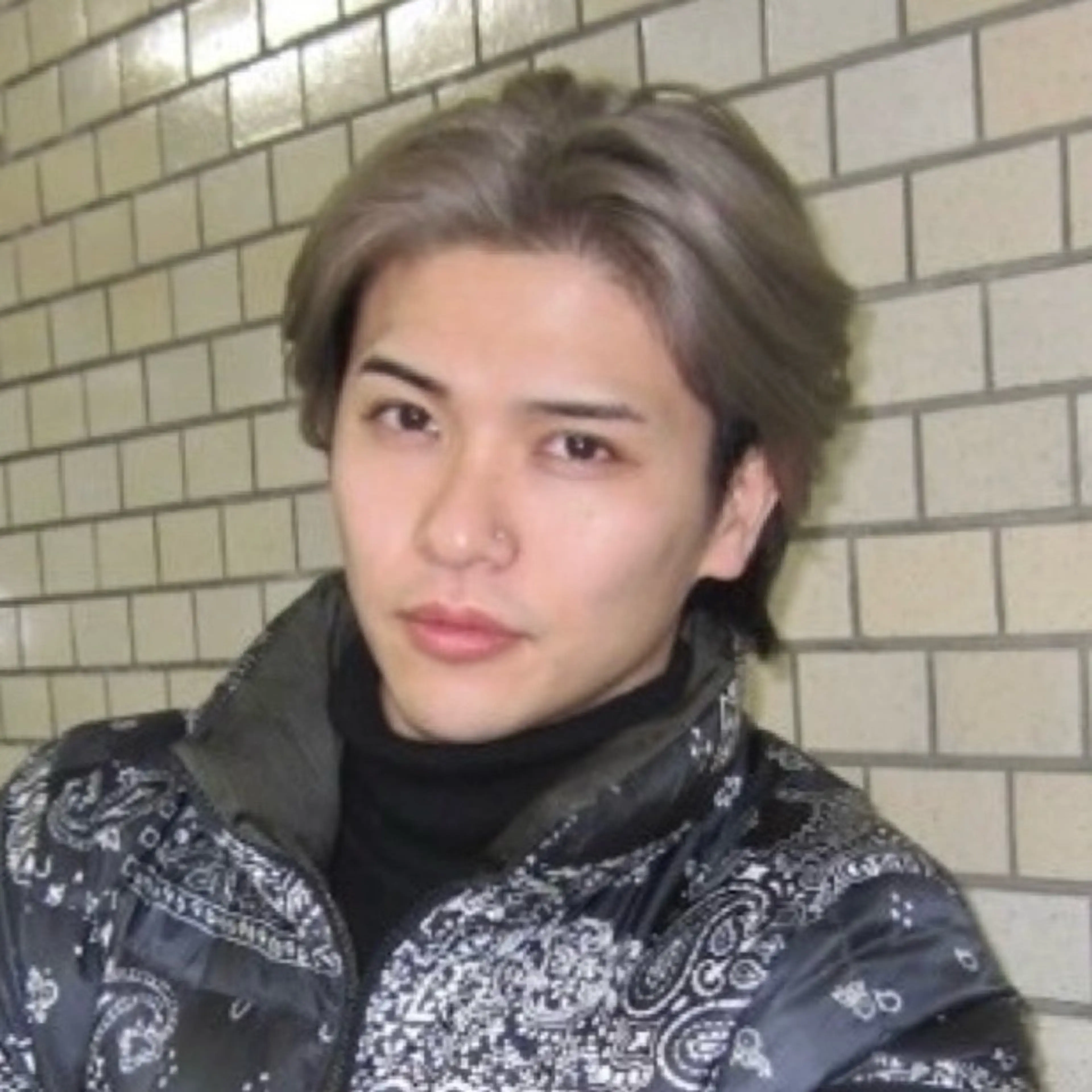 ミディアム カラー メンズ メンズブリーチ センターパート ブリーチ シルバー カット ヘアカラー 💈センターパート パーマ特化💈雄太のヘアスタイル