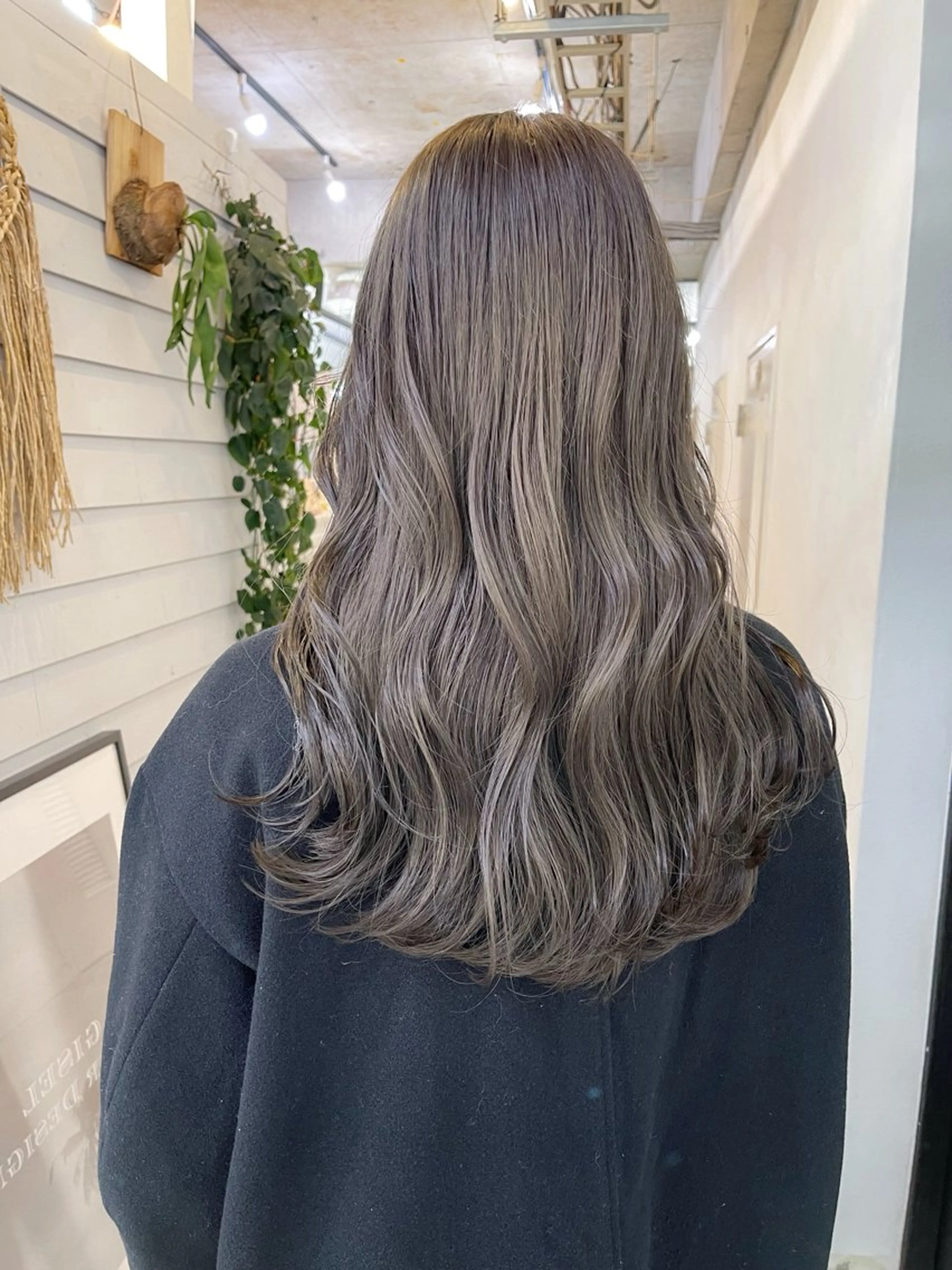 セミロング カラー ベージュカラー ブリーチ ダブルカラー ブリーチなしカラー オリーブベージュ ヘアカラー トリートメント AiM 大名のヘアスタイル